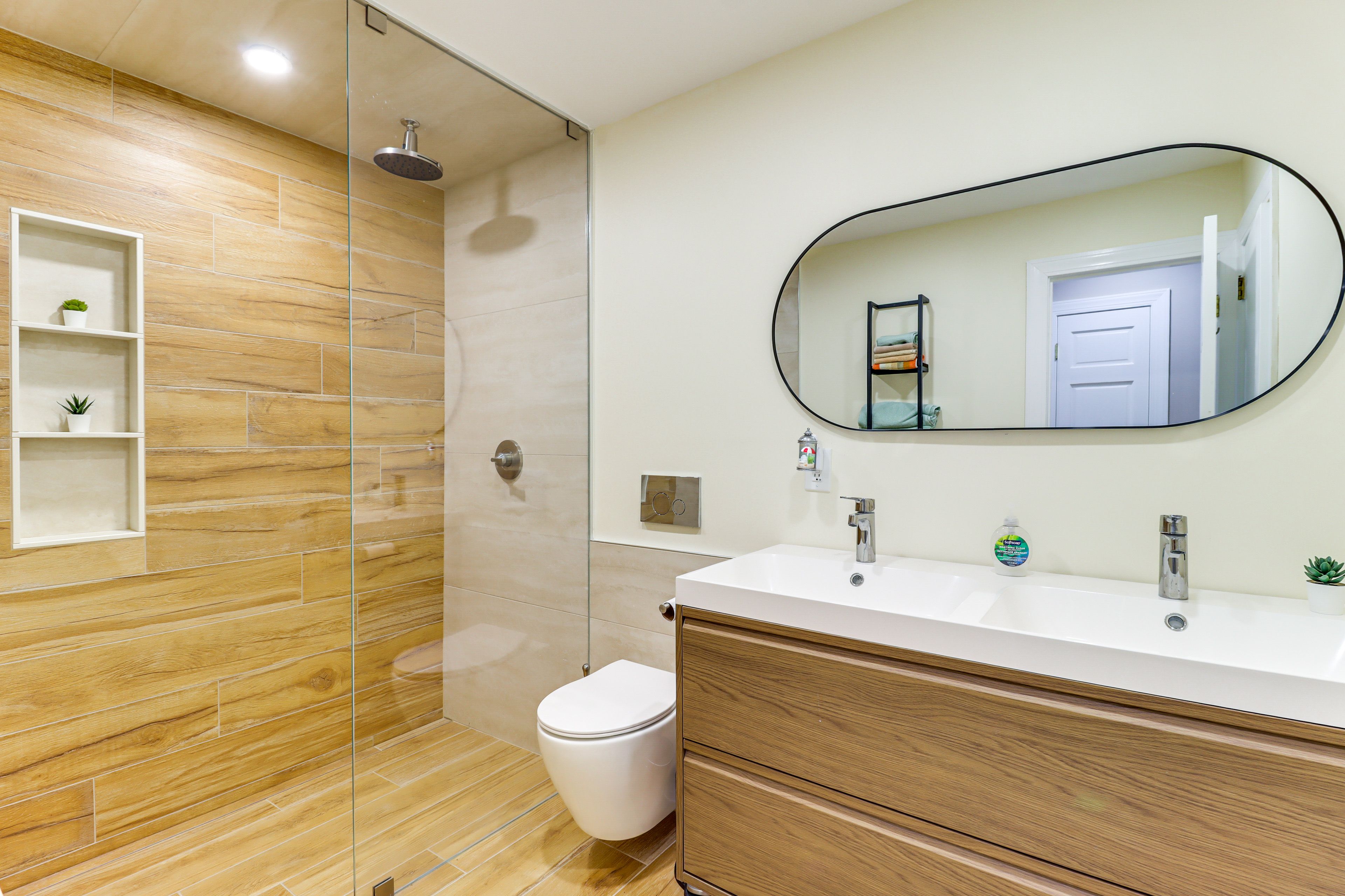 En-Suite Bathroom | Towels Provided | 1st Floor