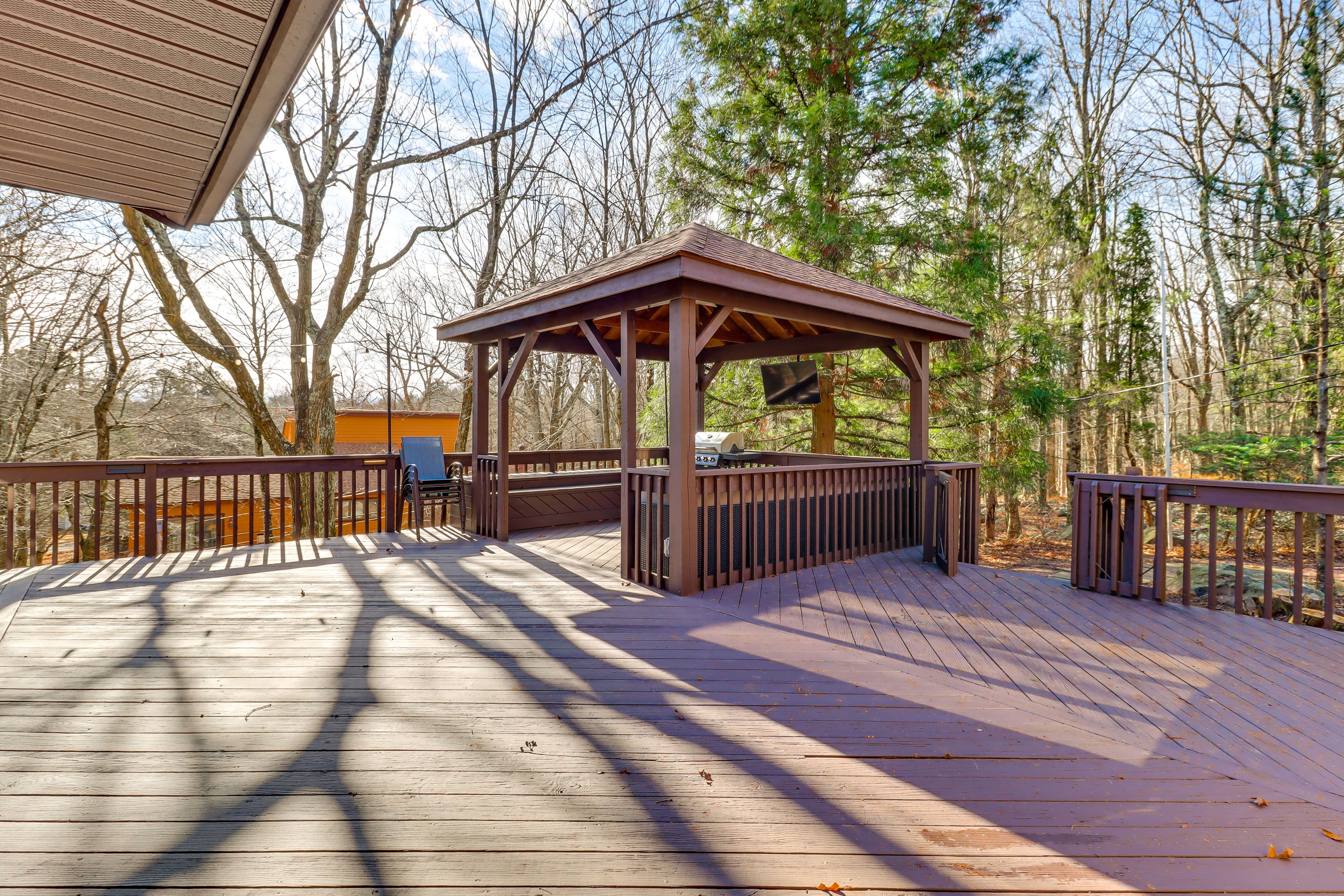 Private Deck | Gazebo | Outdoor Seating