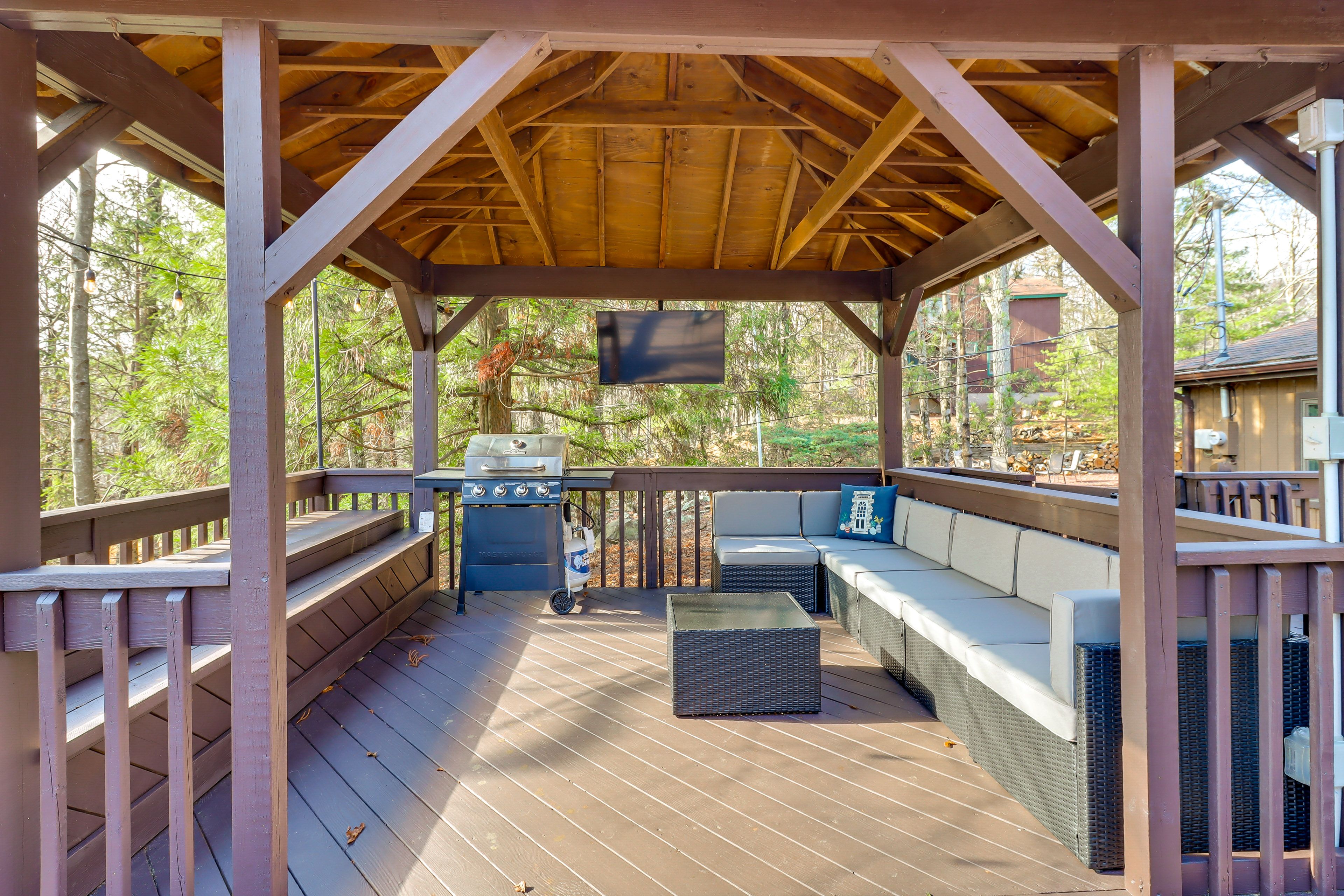 Gazebo | Gas Grill | Outdoor Seating