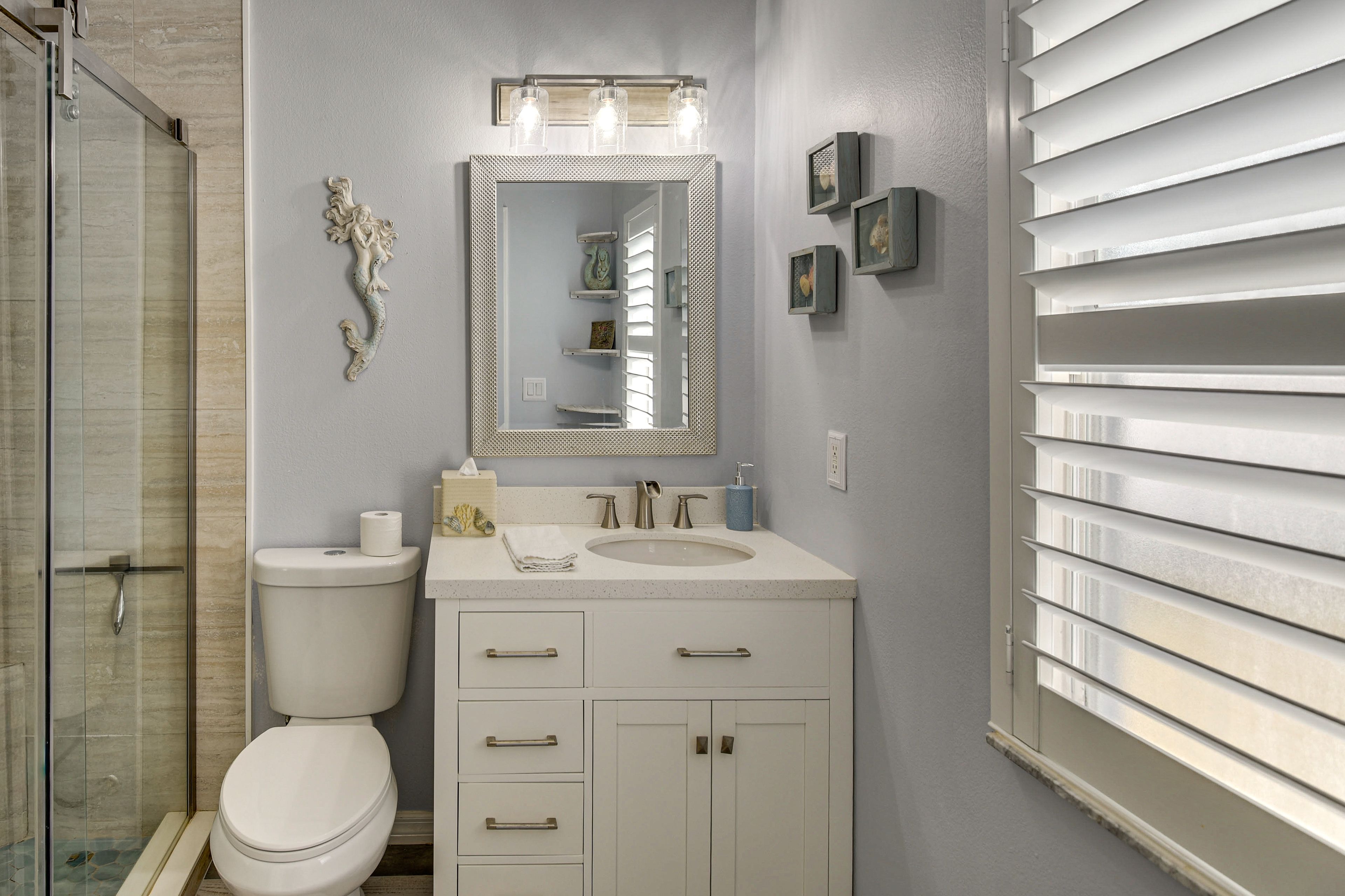 Full Bathroom | Towels Provided