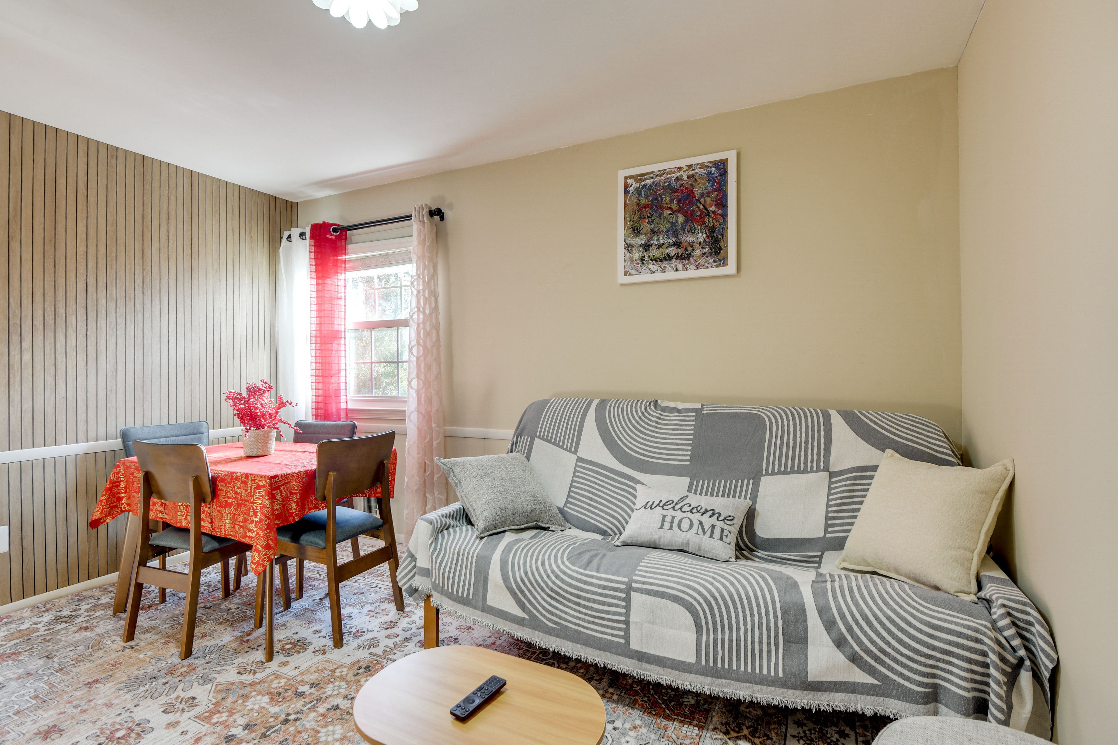Living Room | Free WiFi | Central Heating & A/C | Smart TV | Full Futon