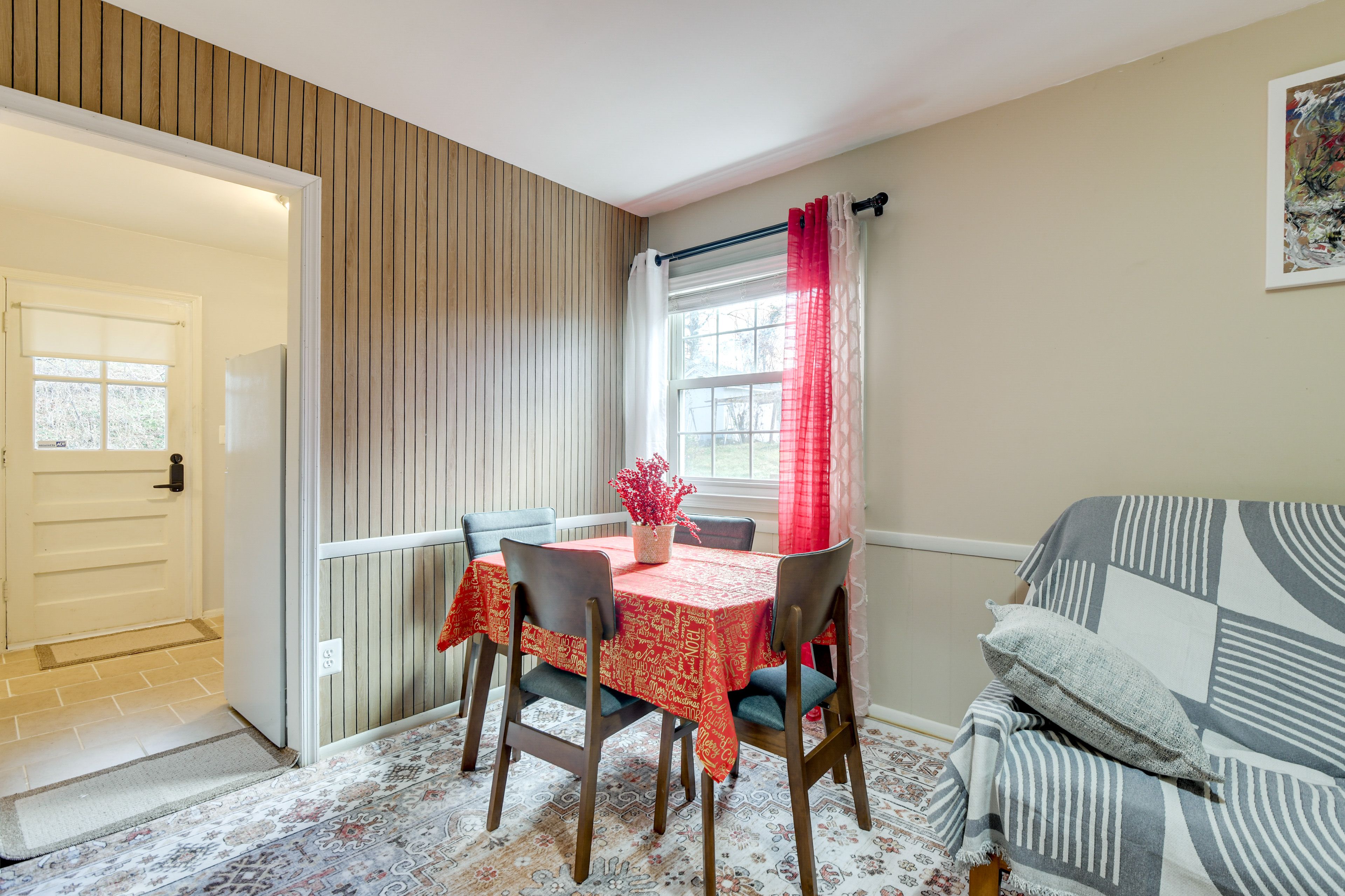 Dining Area | Dishware/Flatware Provided