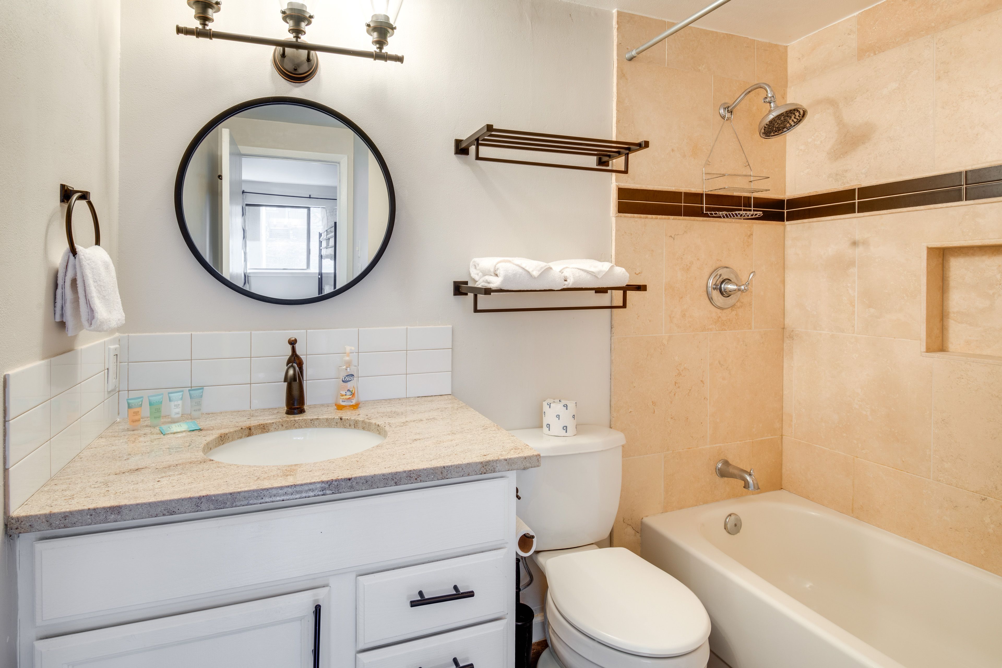 Full Bathroom | Complimentary Toiletries