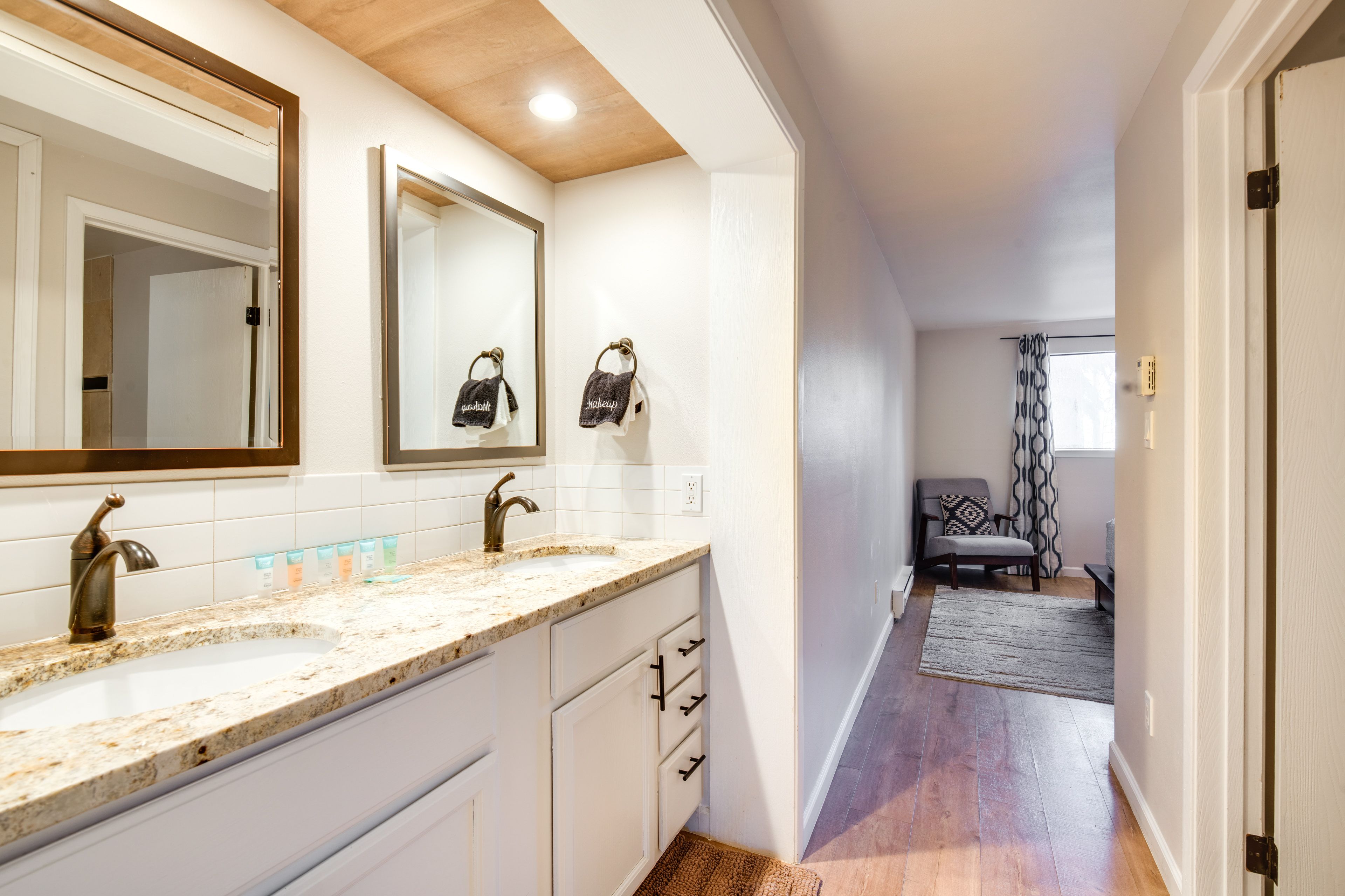 Full Bathroom | Towels Provided