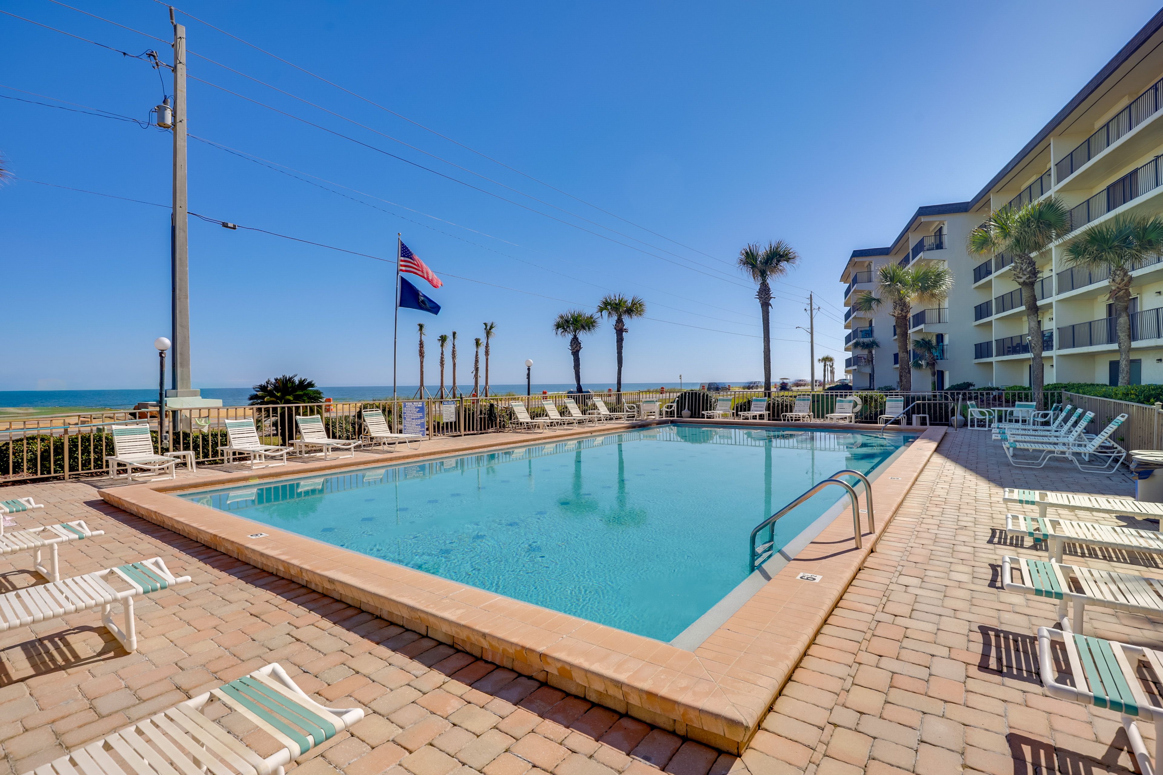 Community Amenities | Outdoor Pool