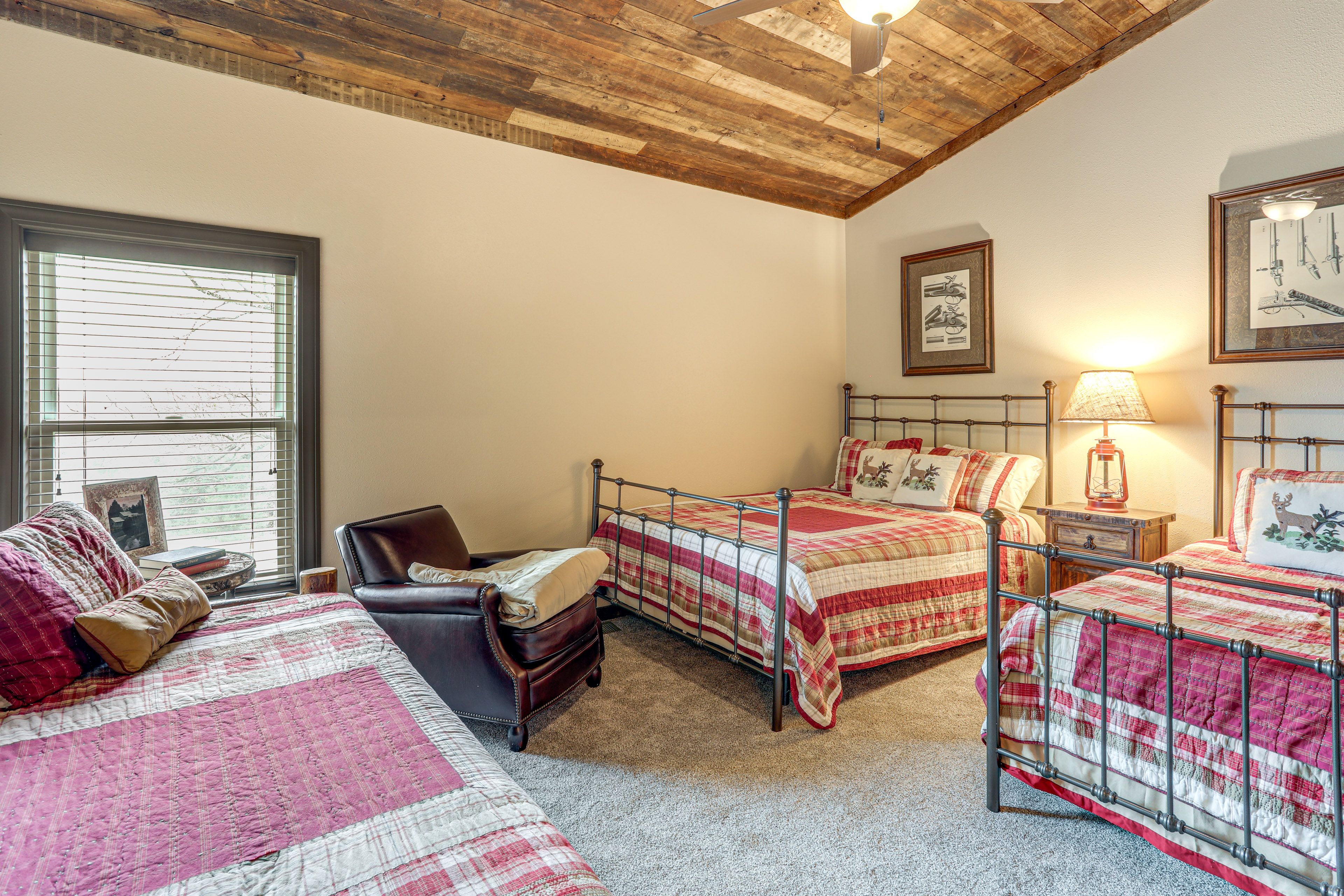 Bedroom 7 | Queen Bed | Twin Bed | Full Daybed | Smart TV | 2nd Floor