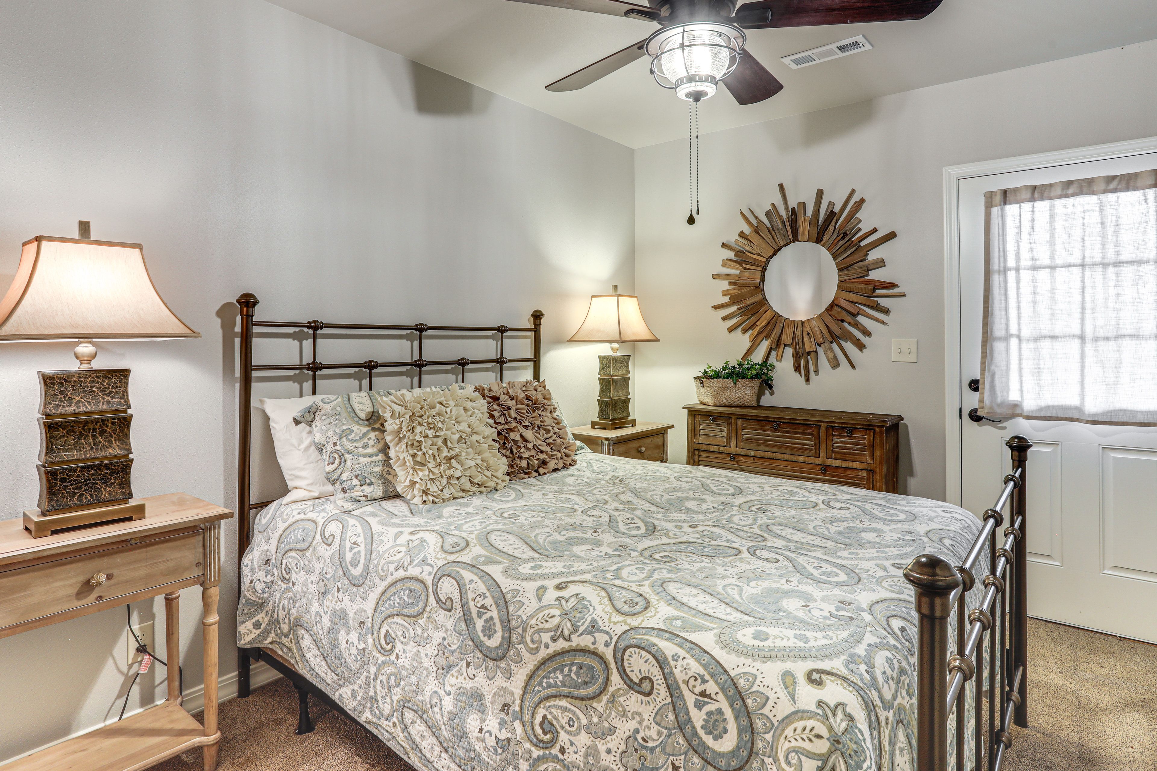 Bedroom 1 | Queen Bed | 1st Floor