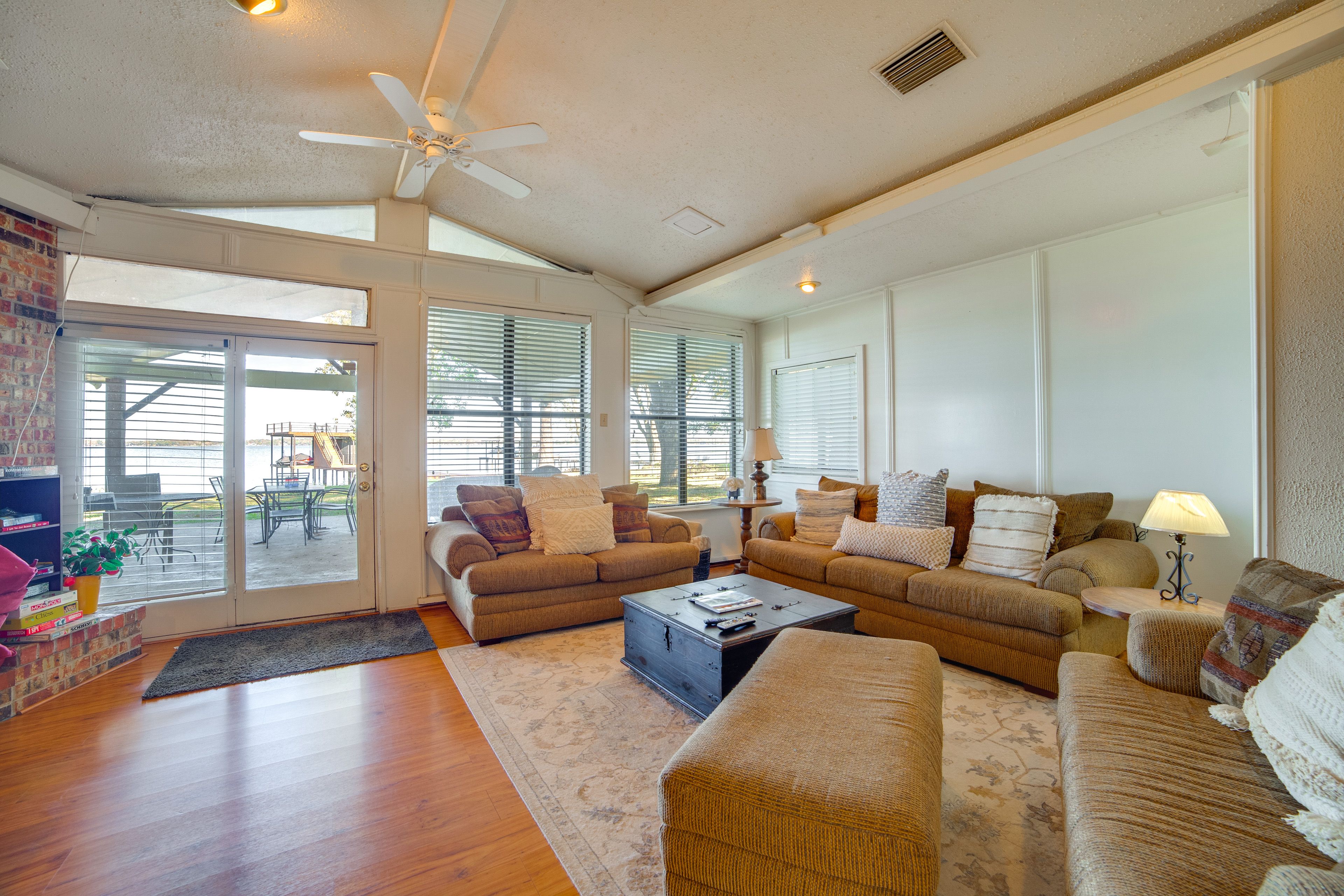 Living Room | 1 Step to Access | Smart TV | Board Games