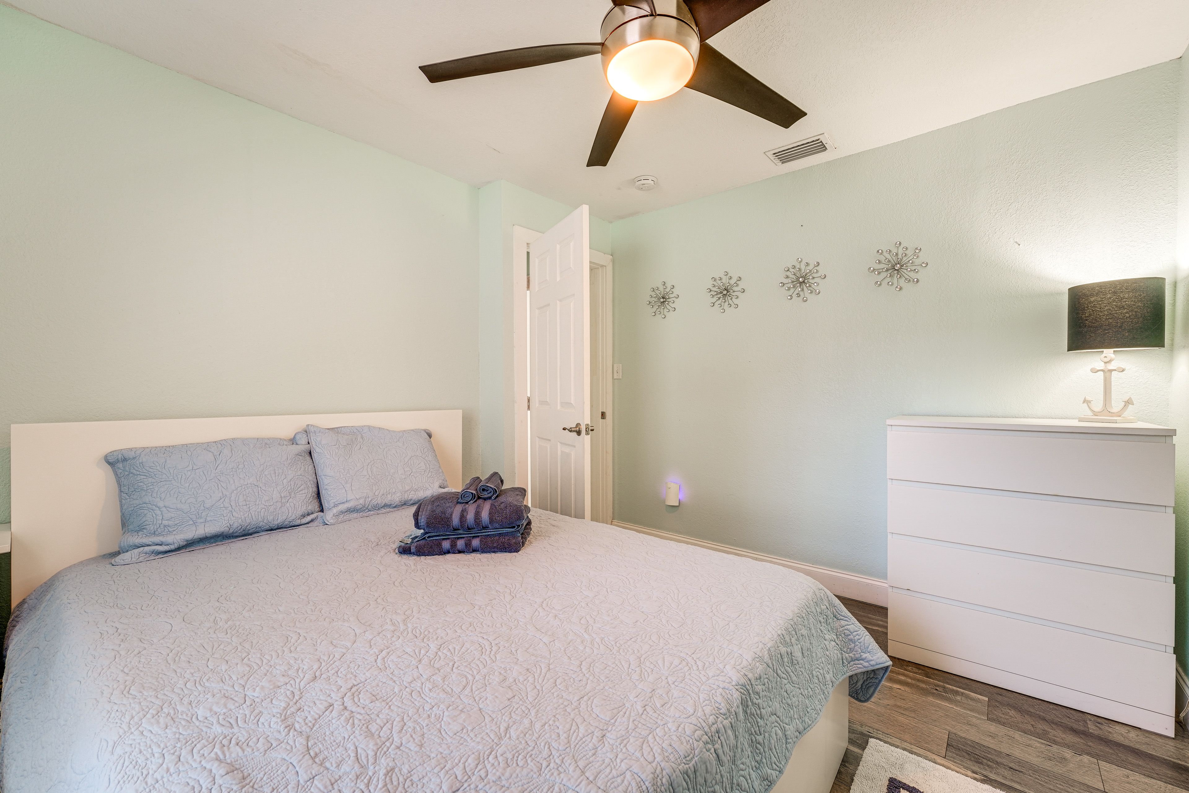 Bedroom 1 | Queen Bed