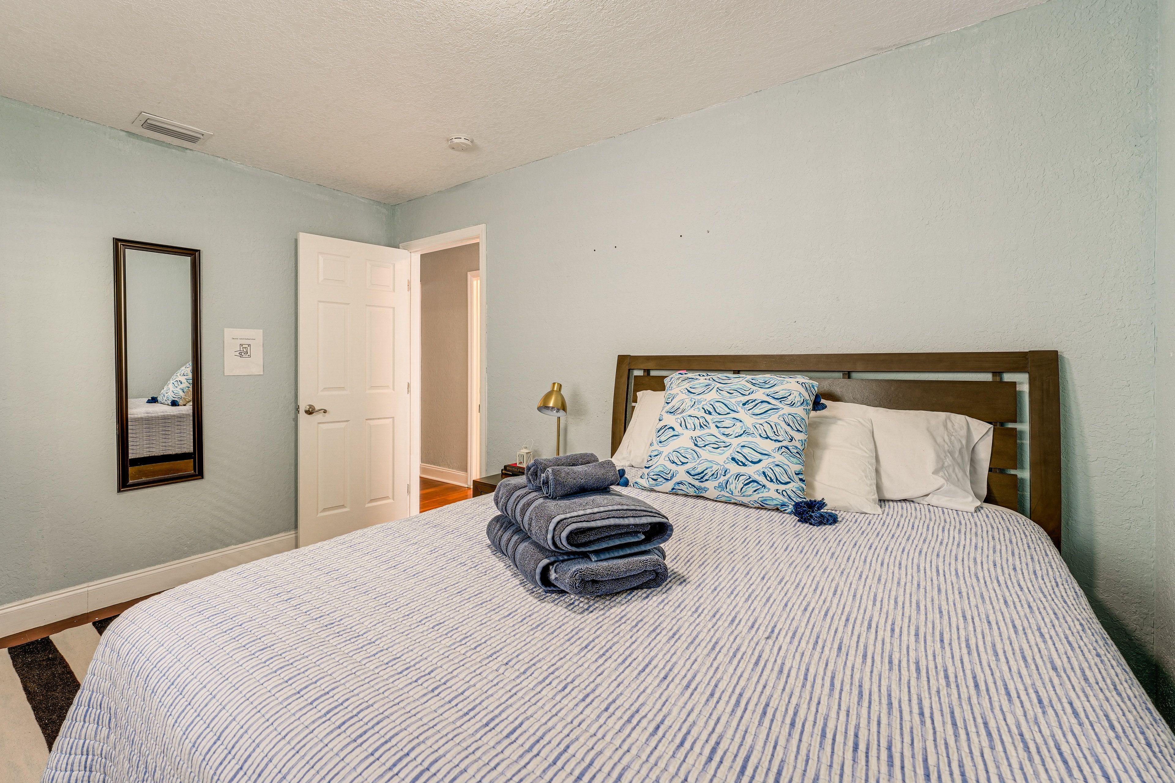 Bedroom 2 | Queen Bed