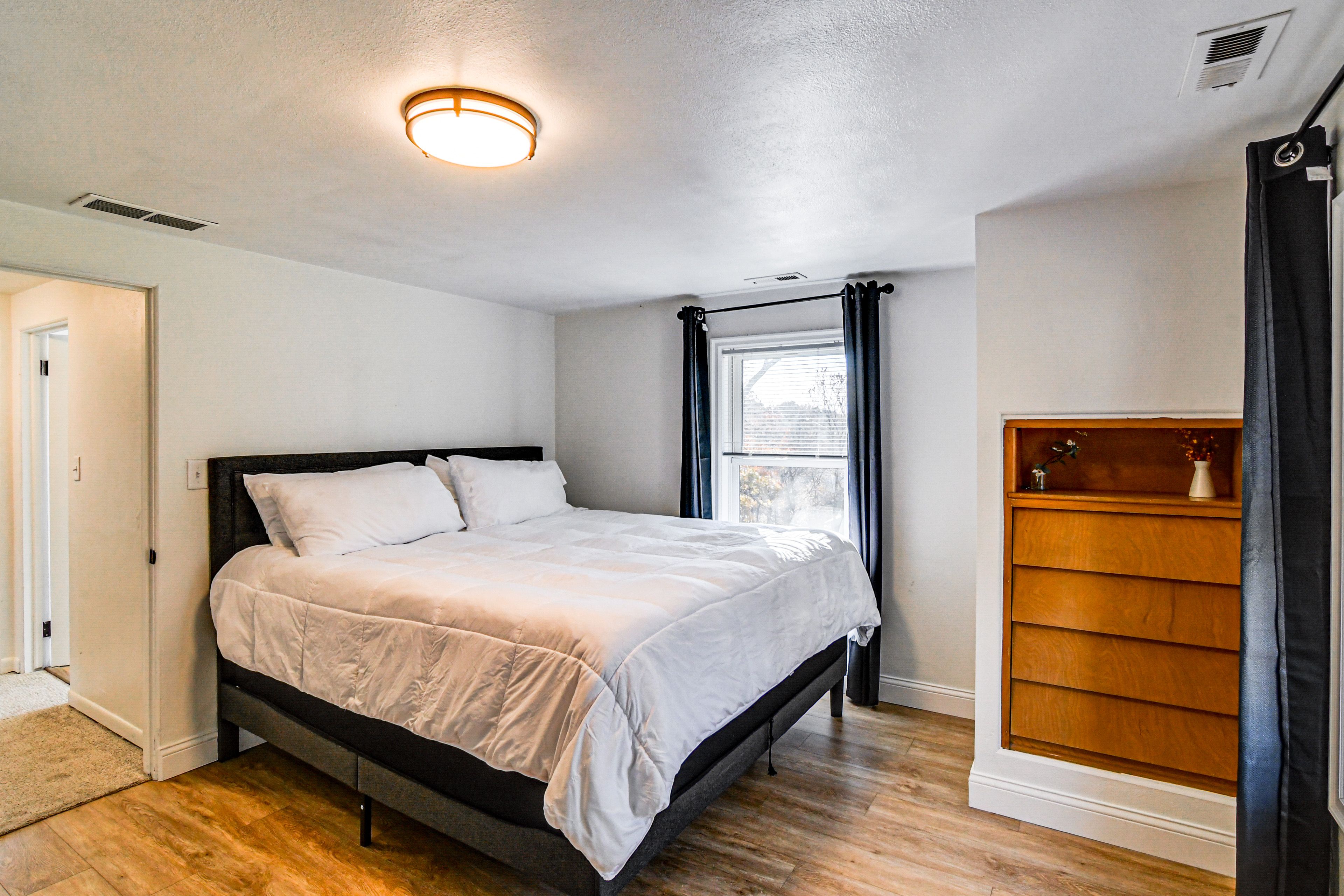 Bedroom 1 | King Bed | Smart TV | Desk | 2nd Floor