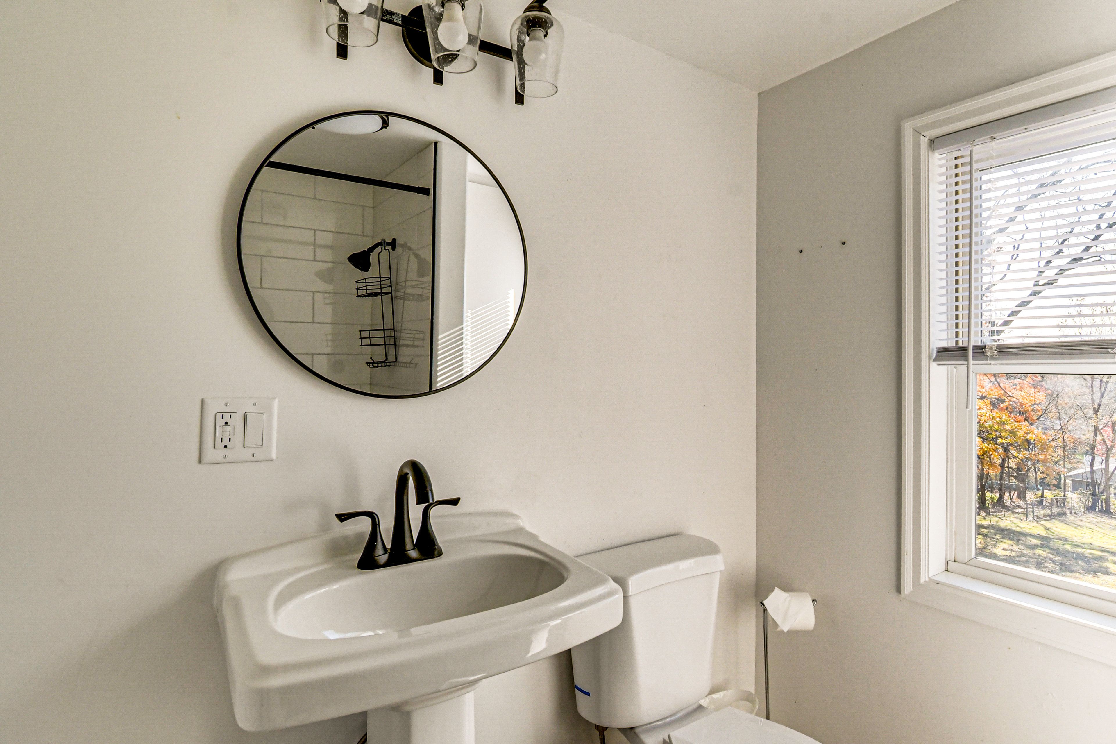 Full Bathroom | Towels Provided | 2nd Floor