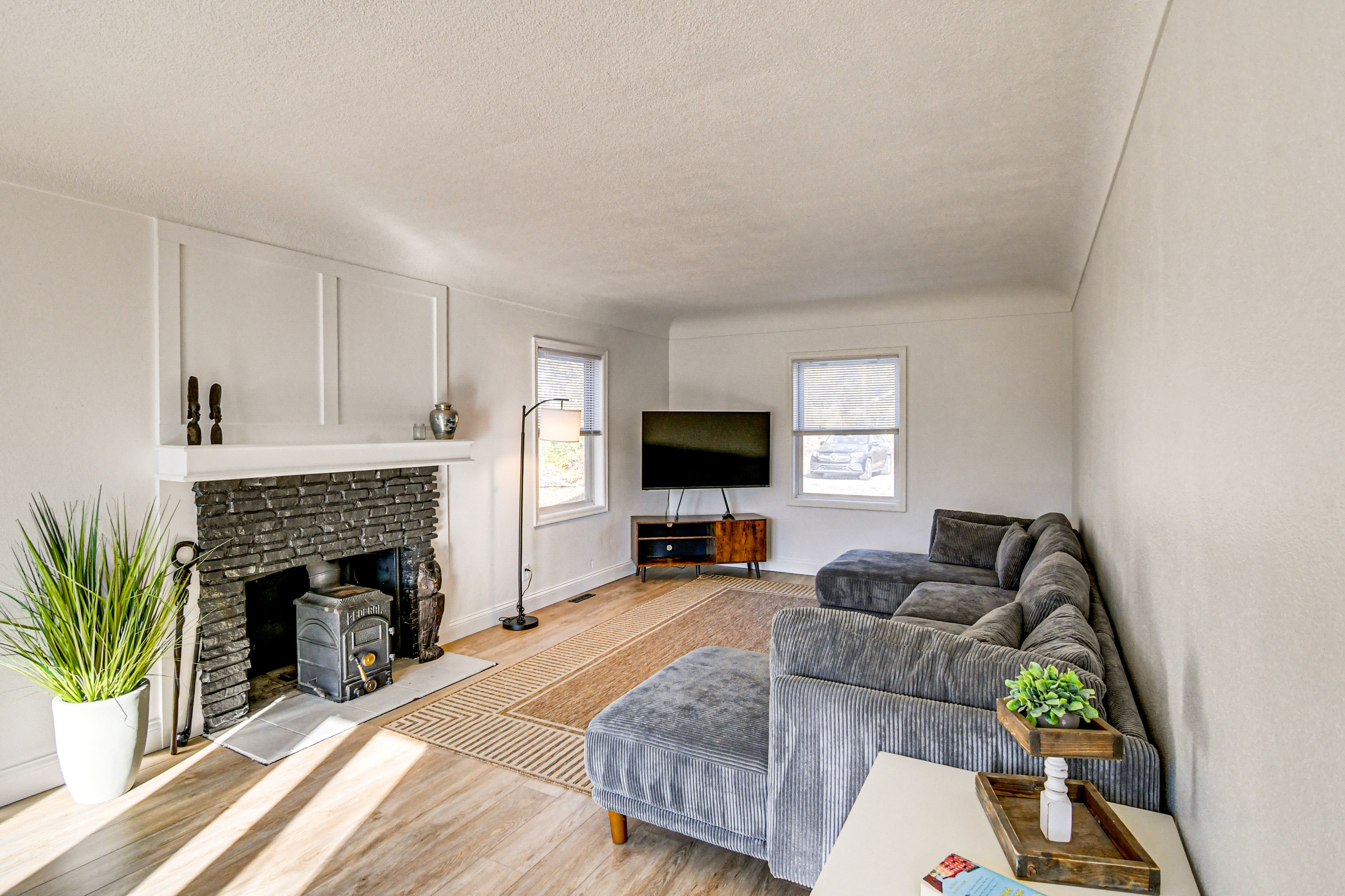 Des Moines Vacation Rental | 4BR | 1.5BA | 1,667 Sq Ft | Stairs Required