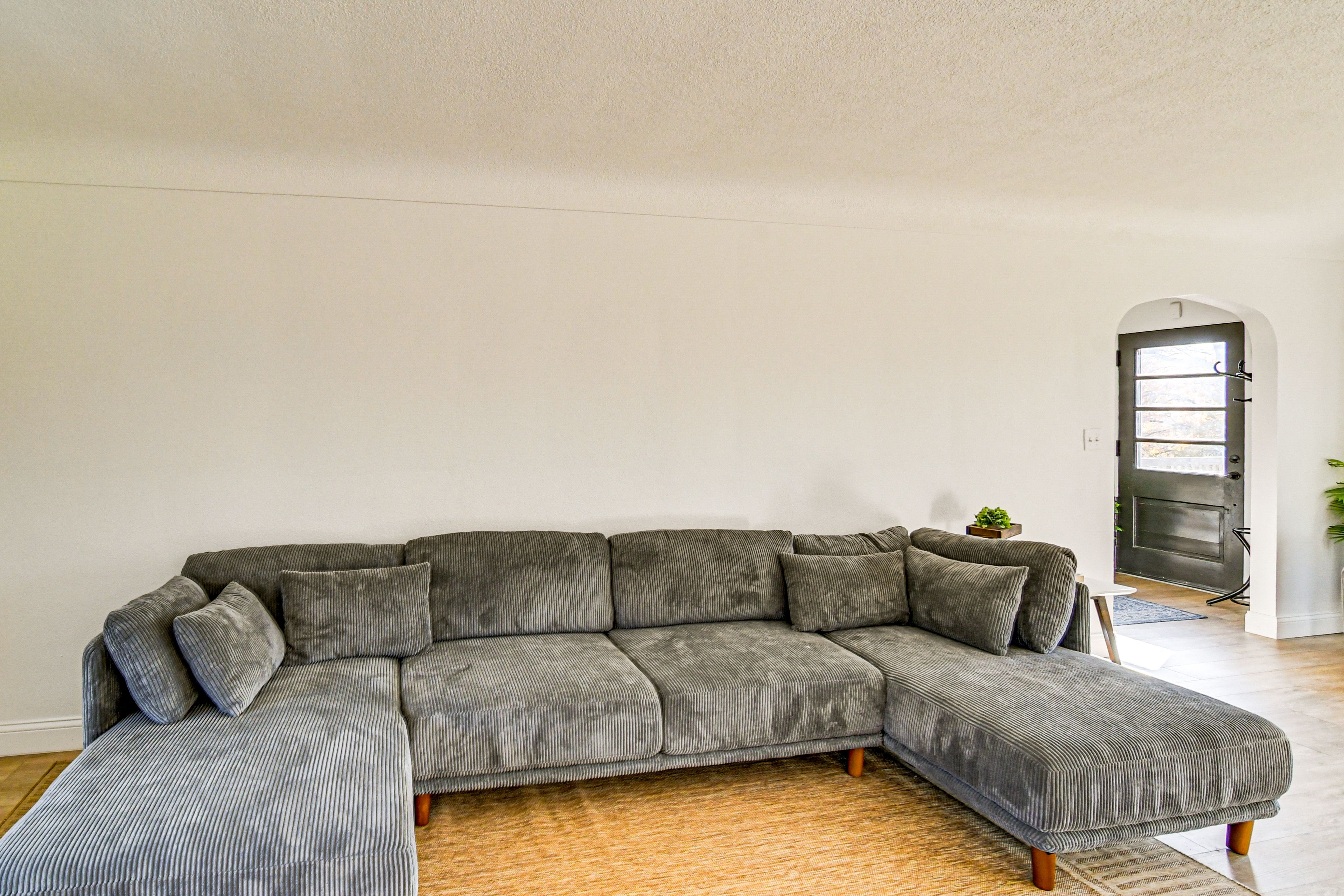 Living Room | Smart TV | Central Air Conditioning/Heat | 1st Floor