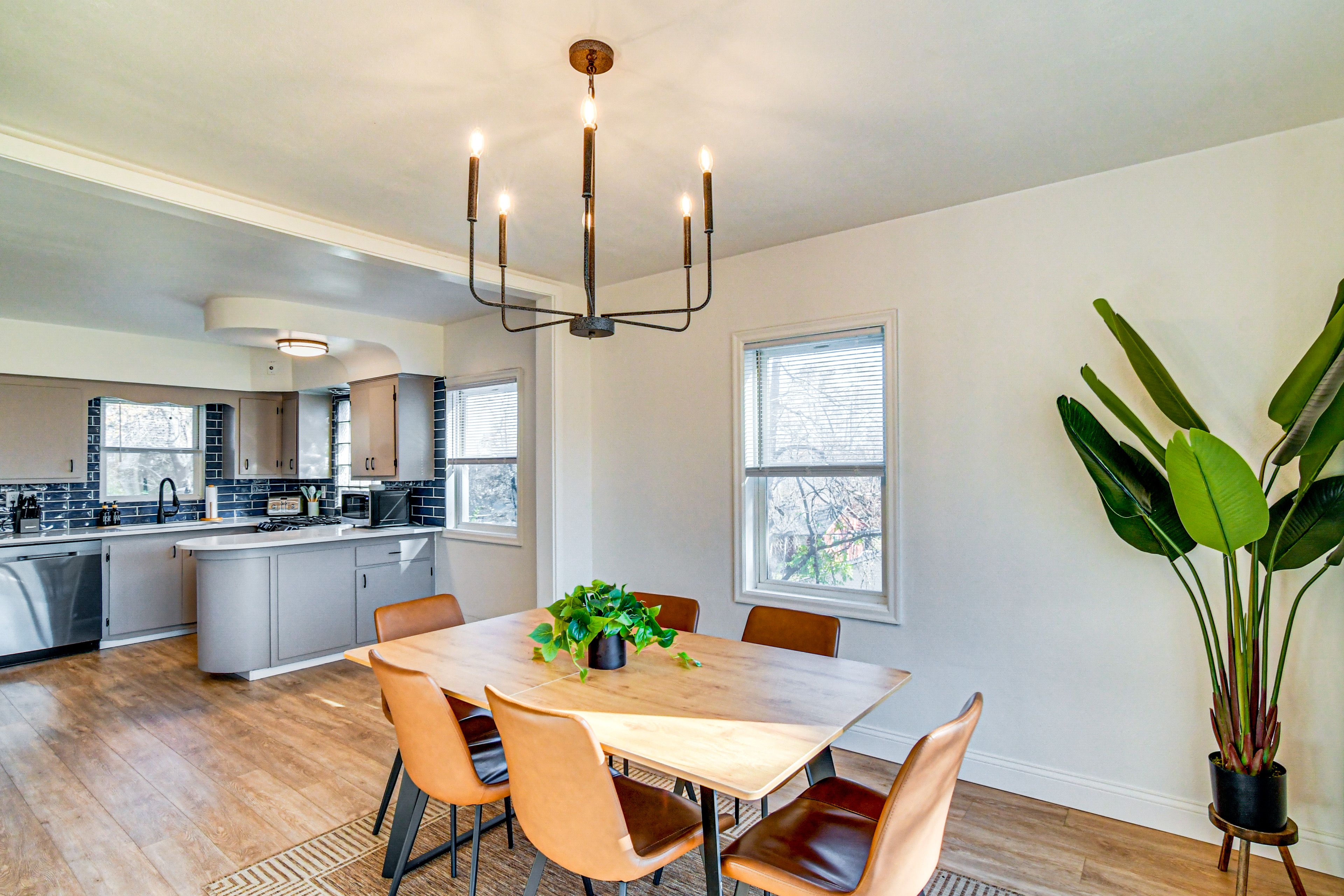 Kitchen | Dining Table | Free WiFi