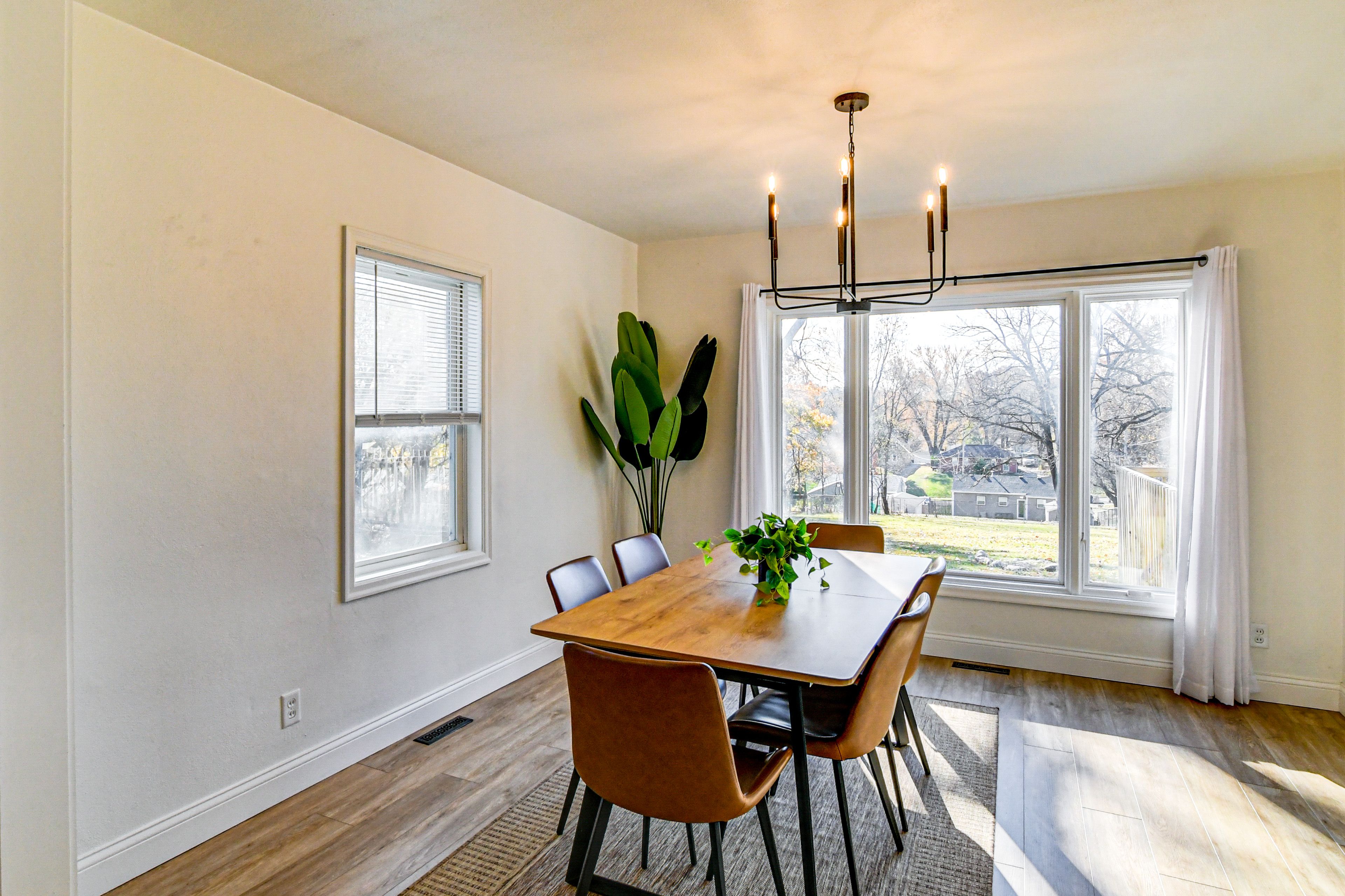 Dining Area | Dishware/Flatware Provided | 1st Floor