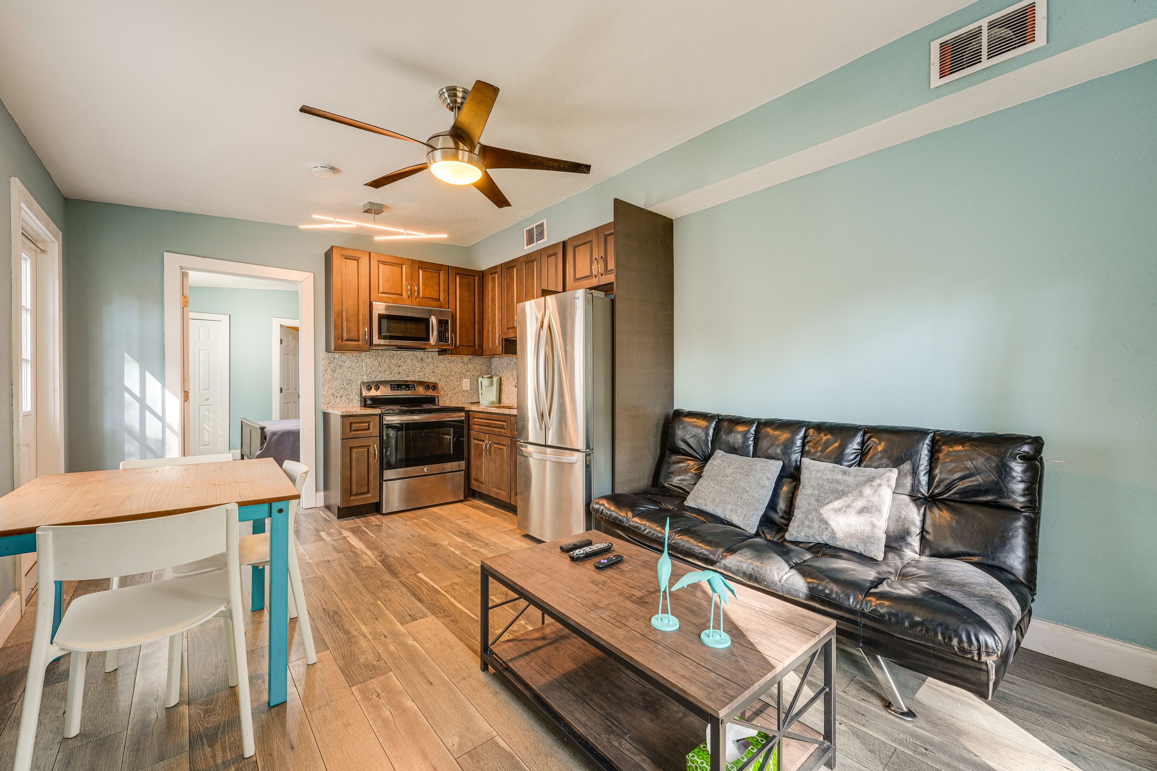 Living Room | Free WiFi | Smart TV | Central A/C