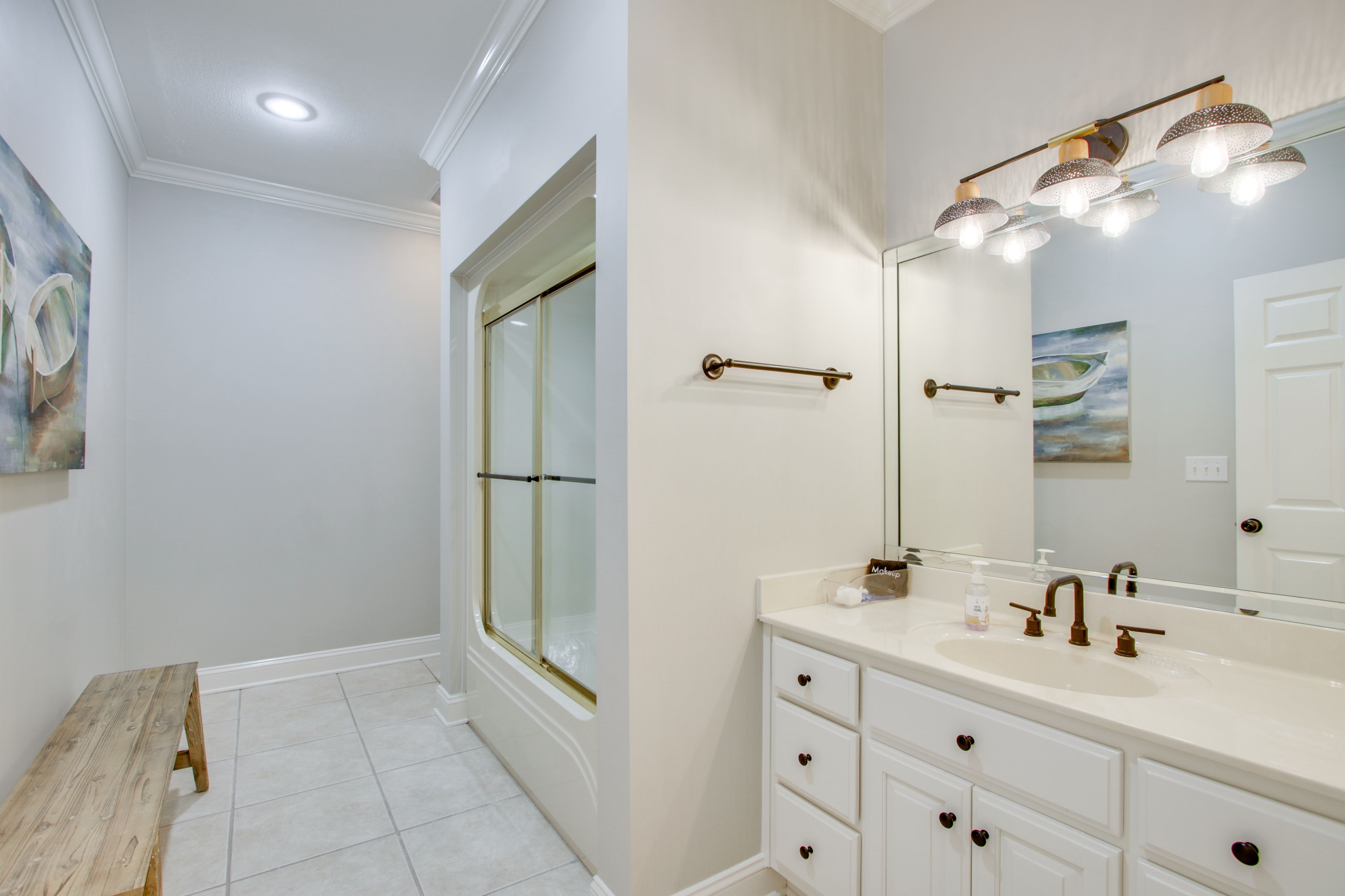 En-Suite Bathroom | Complimentary Toiletries | Hair Dryer | Lower Level