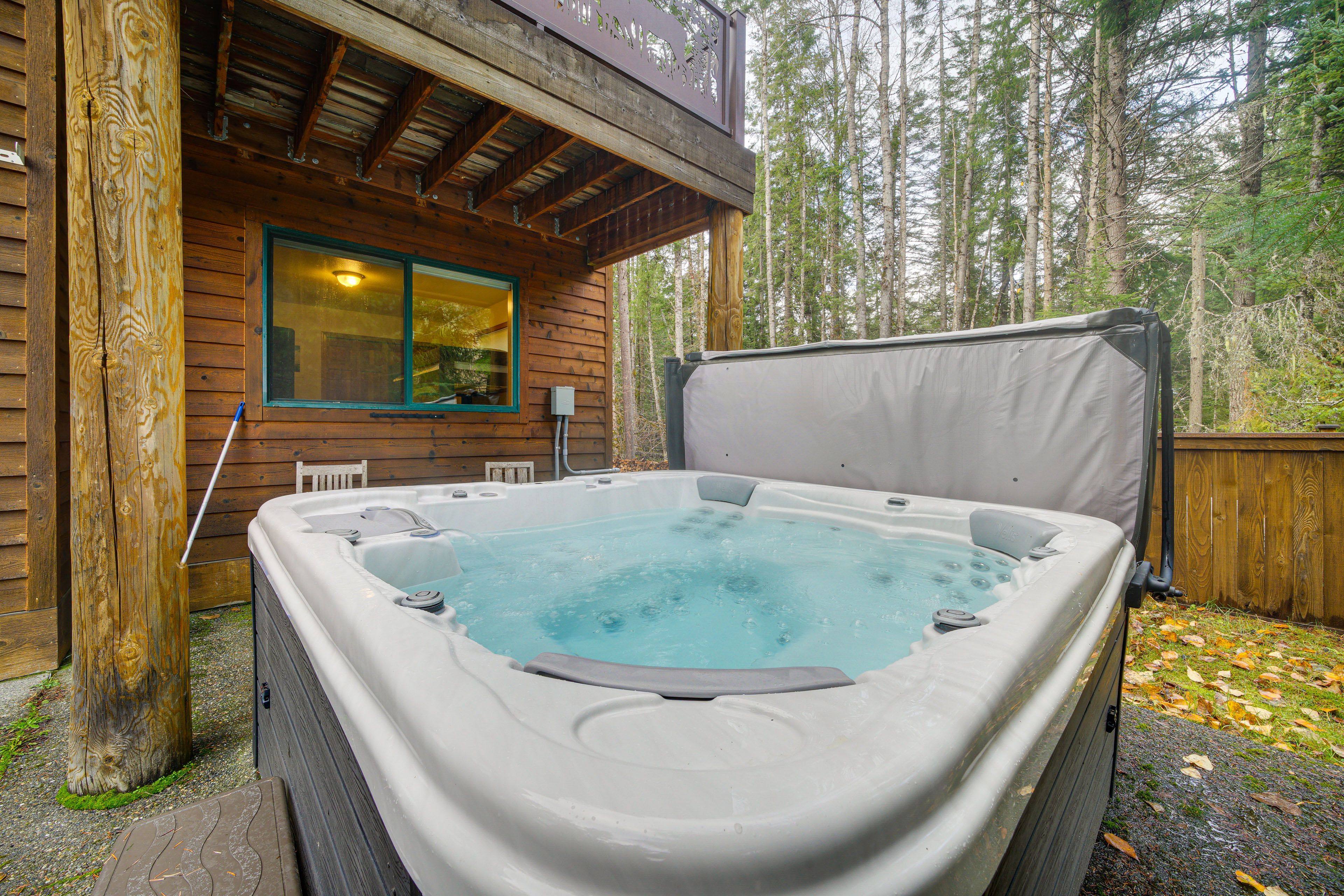 Patio w/ Private Hot Tub & Dining Table
