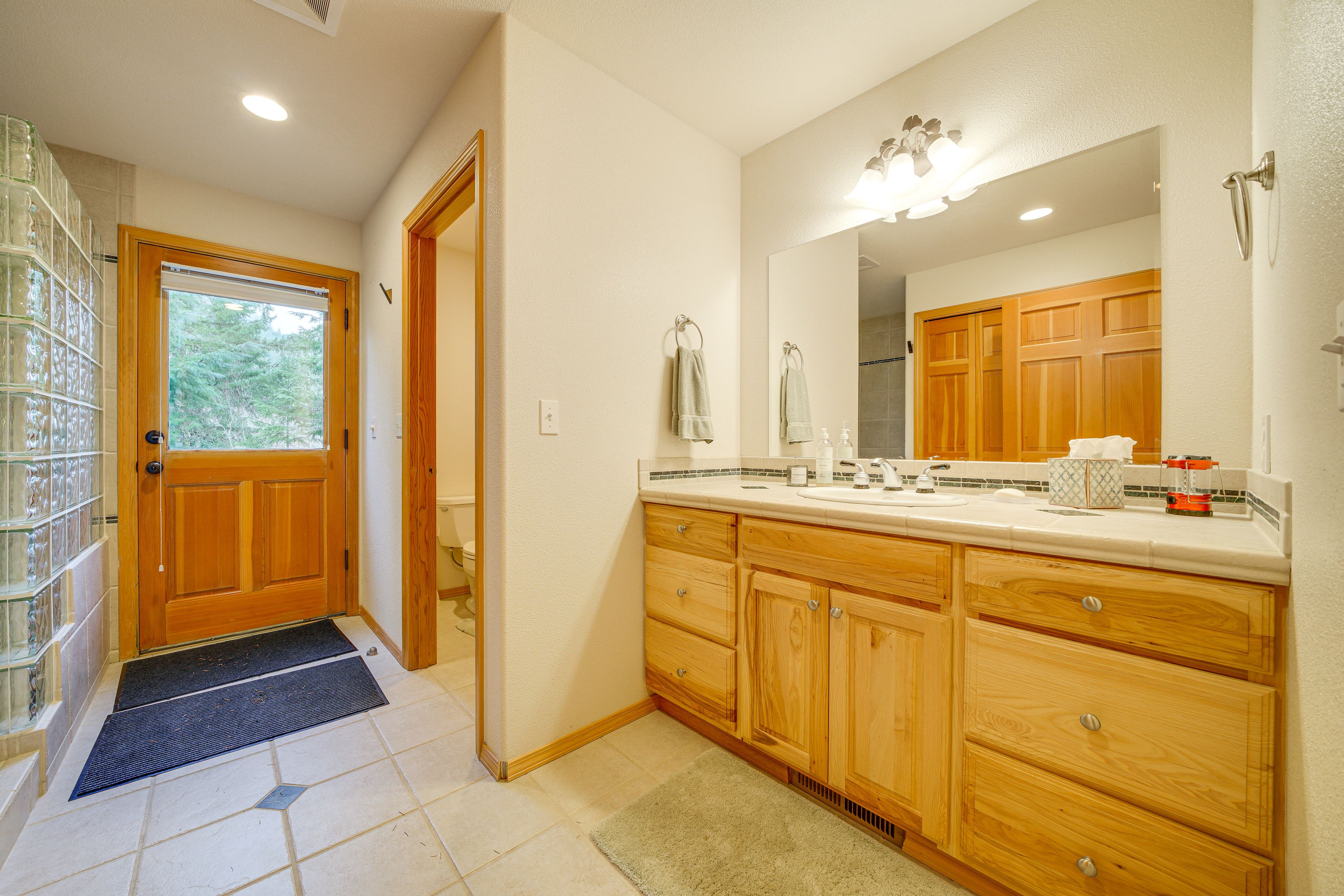 Full Bathroom | 1st Floor | Towels Provided