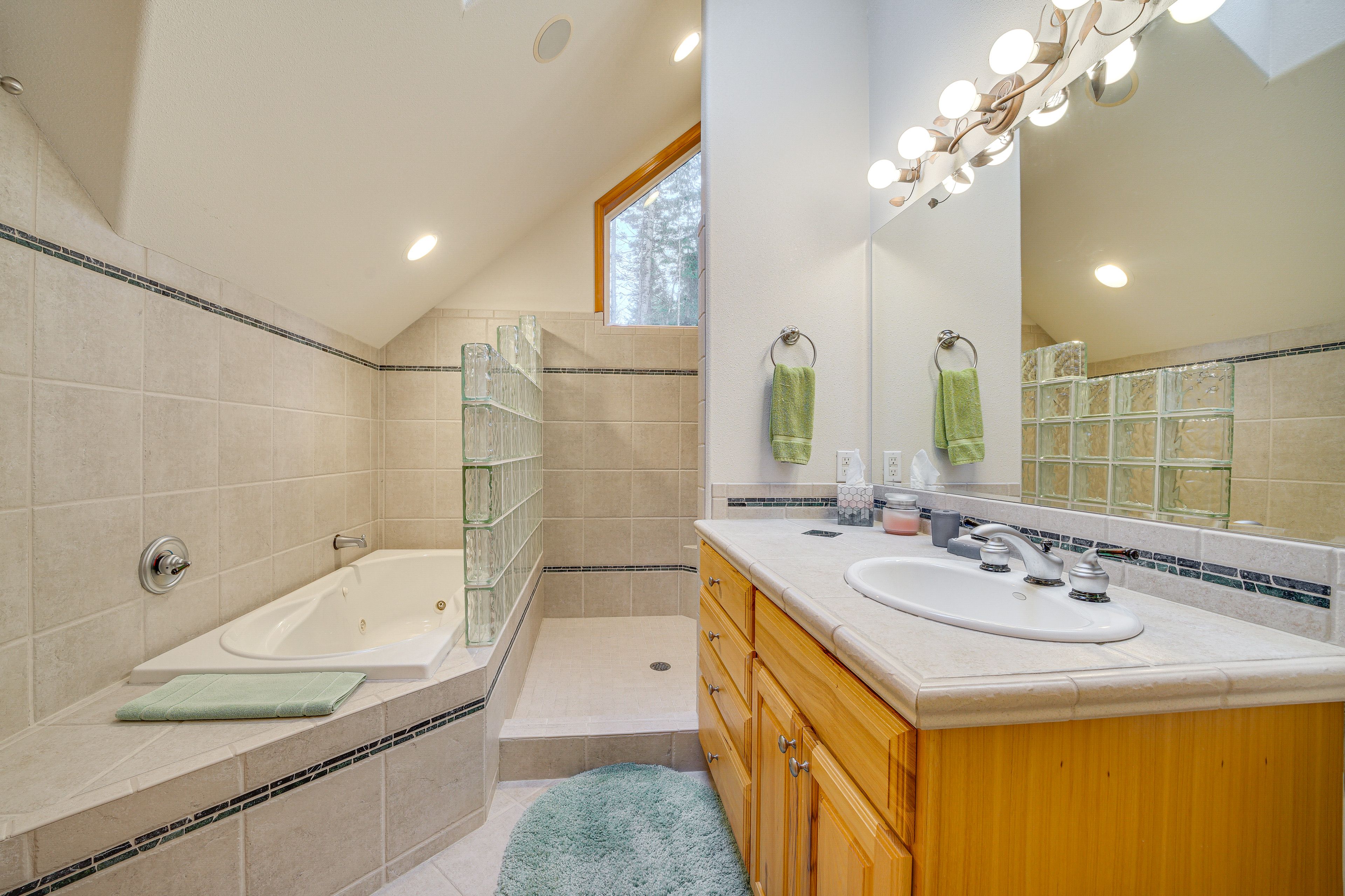 Full Bathroom | 2nd Floor