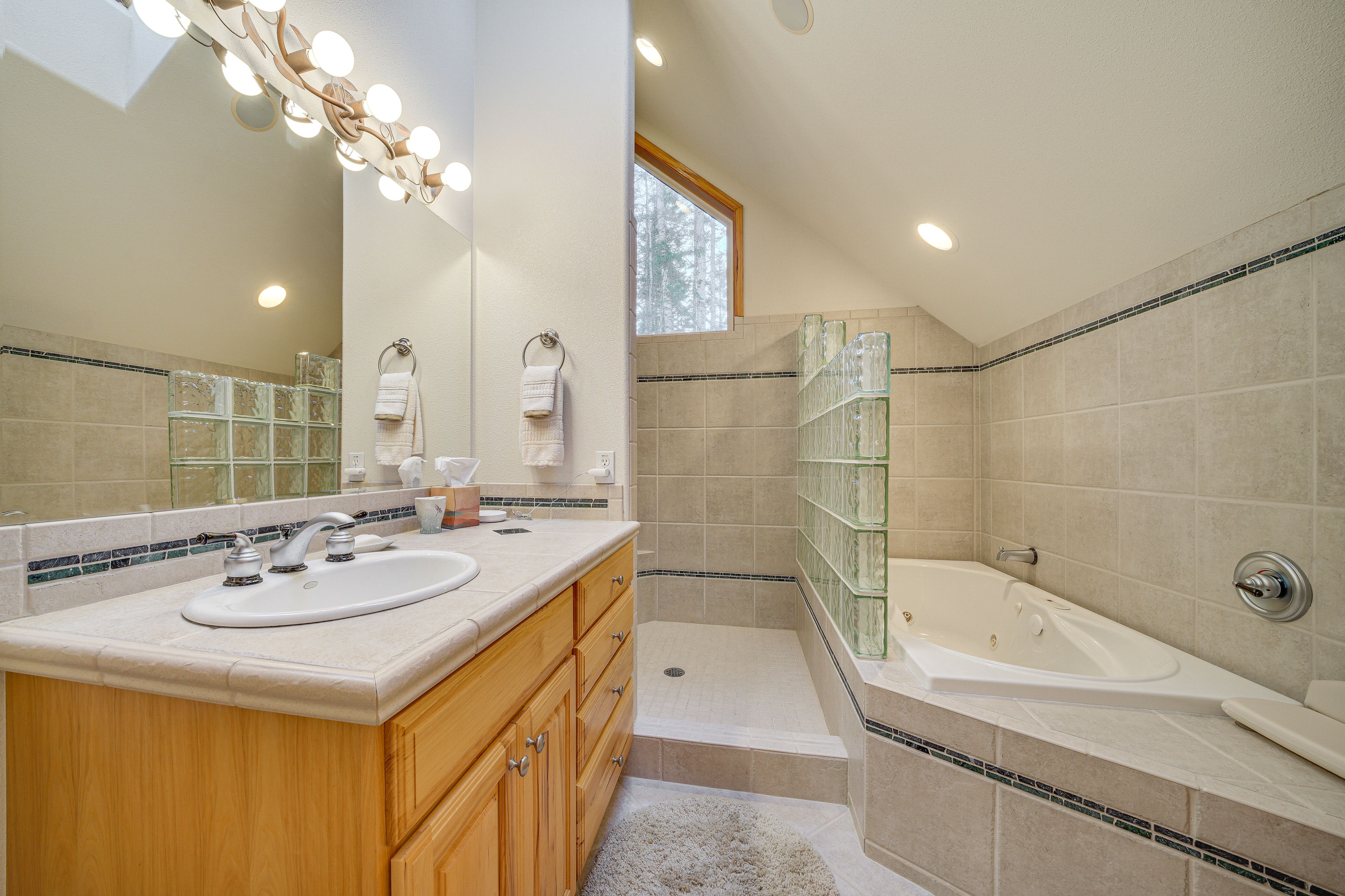 Full Bathroom | 2nd Floor | Complimentary Toiletries