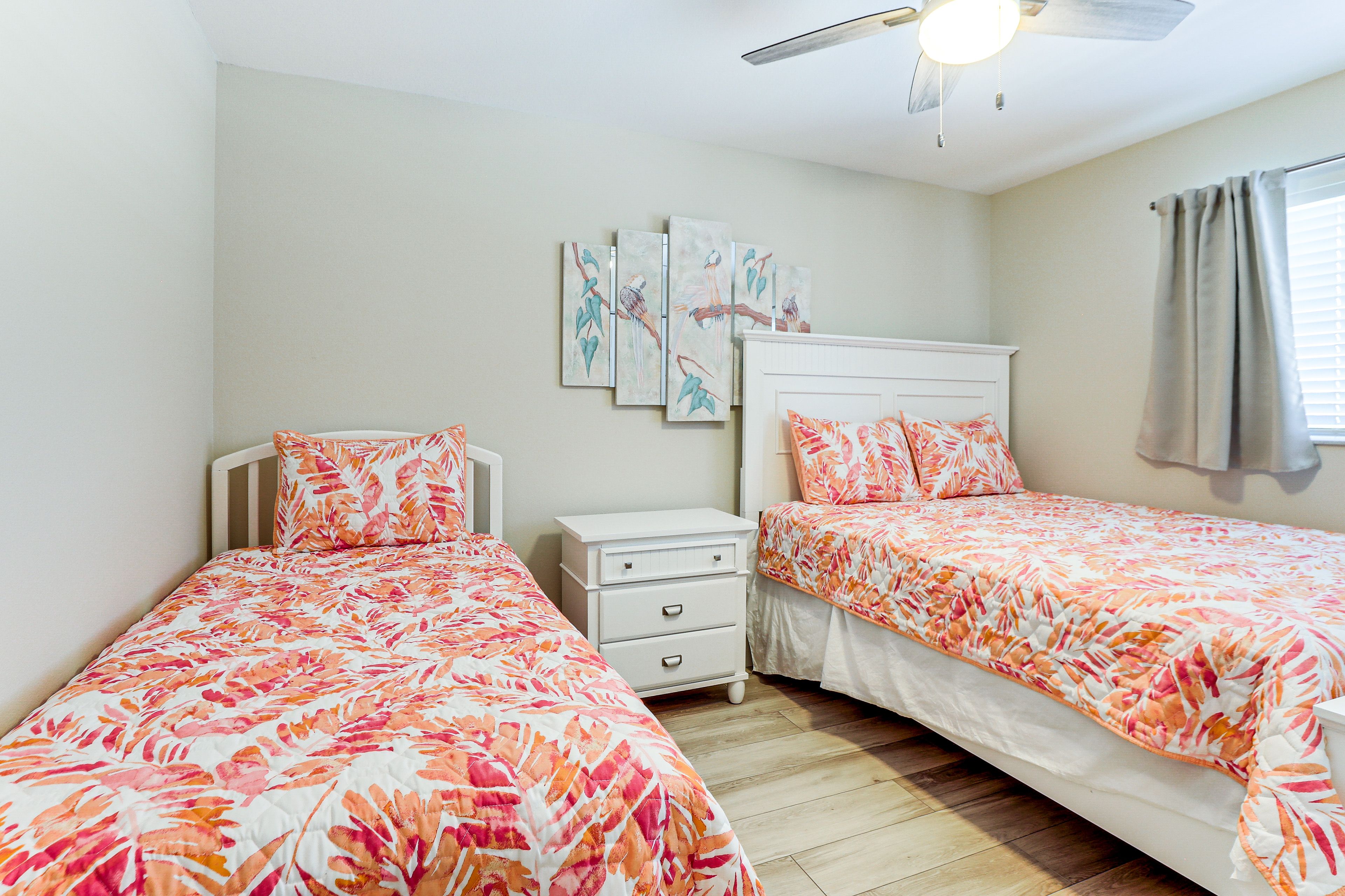 Bedroom 2 | Twin Bed | Queen Bed