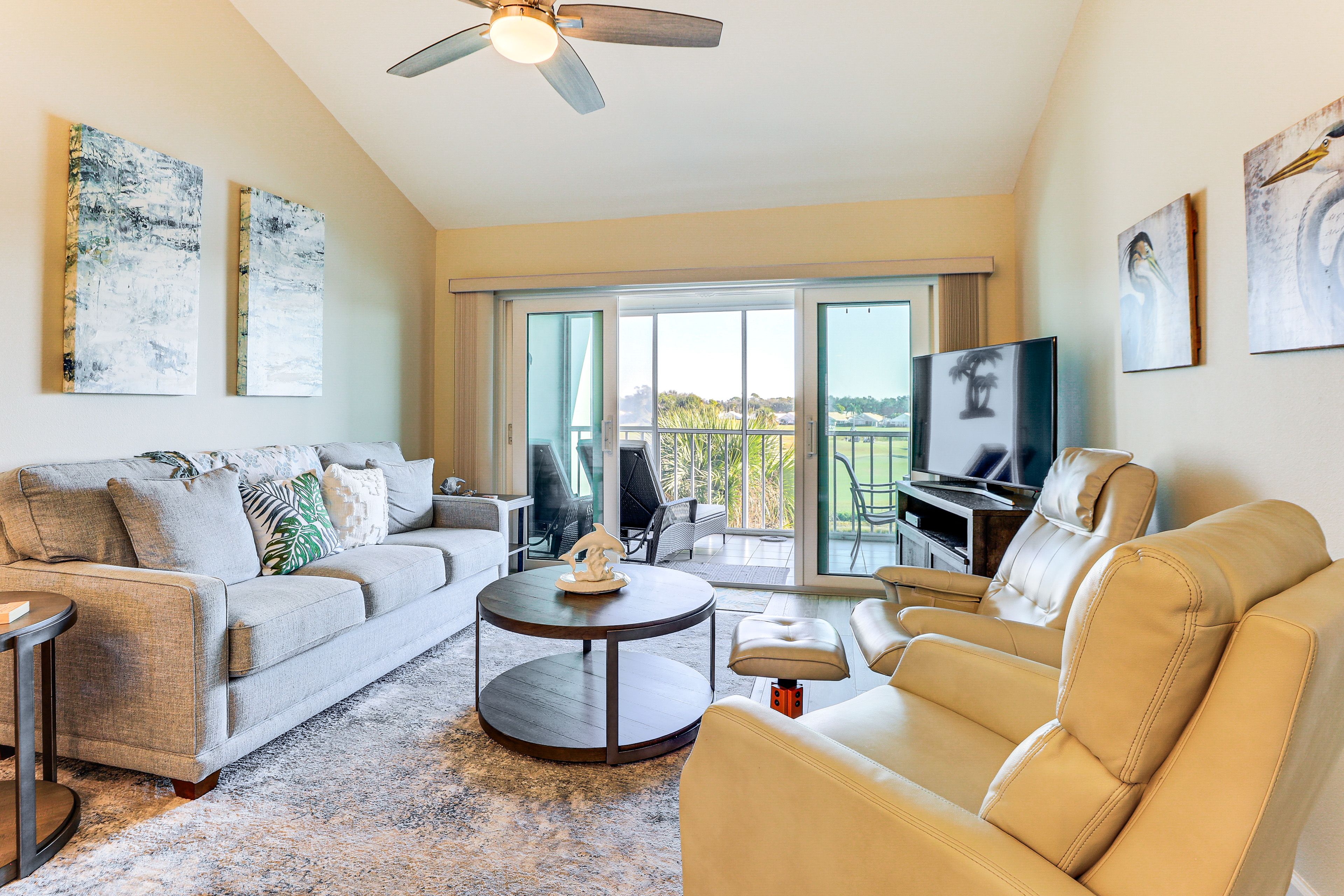 Living Room | Free WiFi | Central Heating & A/C | Smart TV