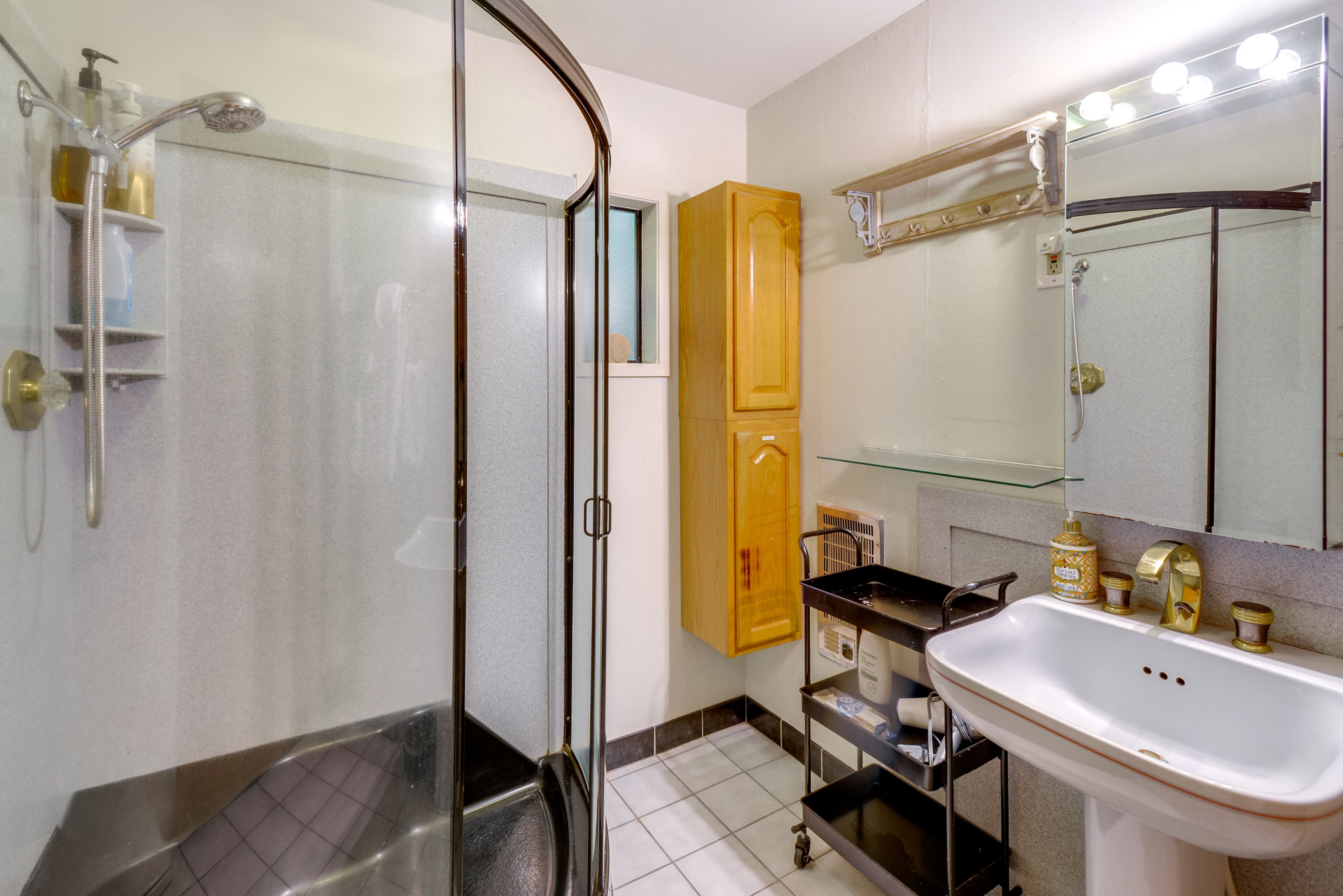 Bathroom | 2nd Floor | Towels Provided