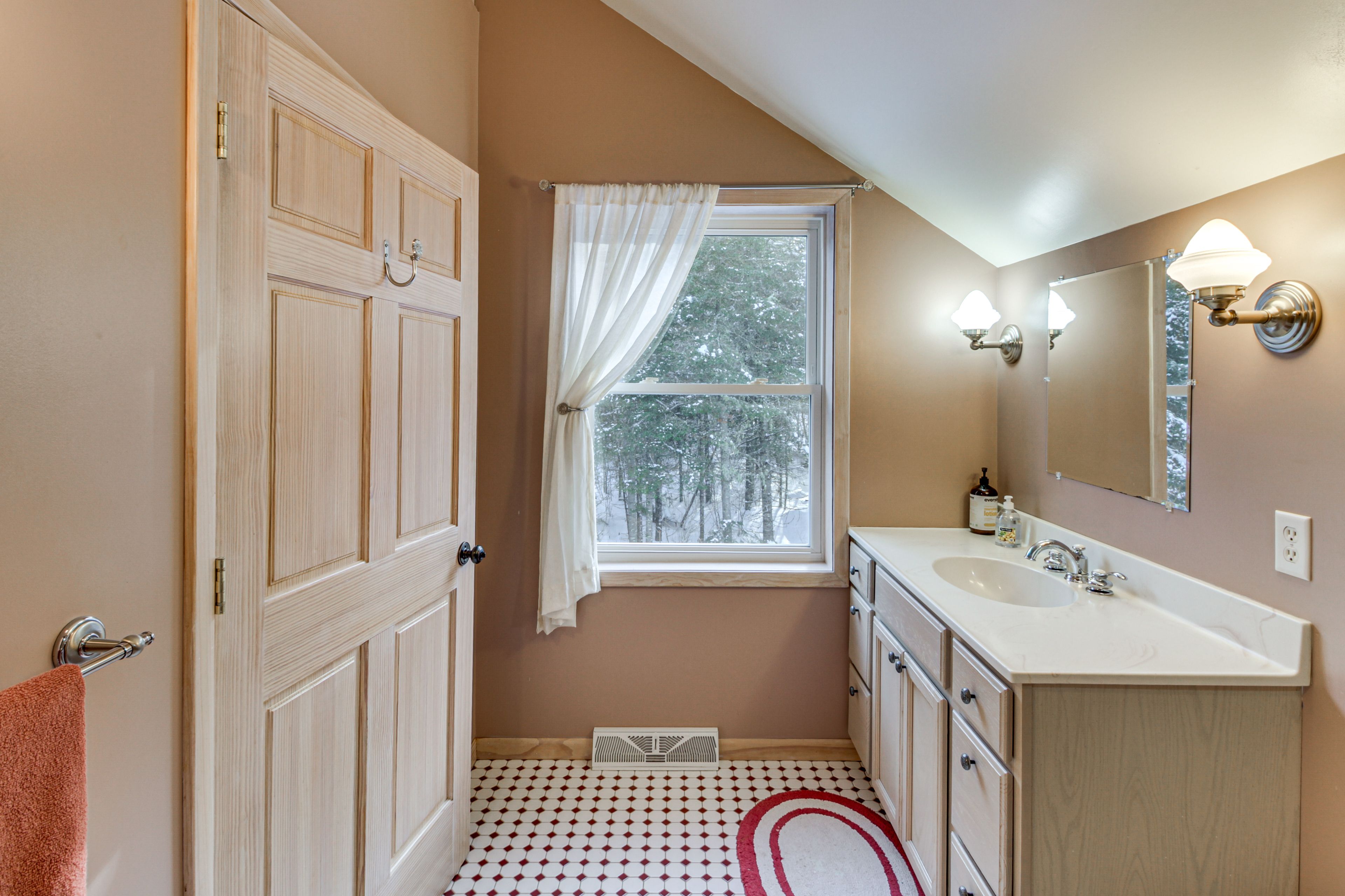 Full Bath | 2nd Floor