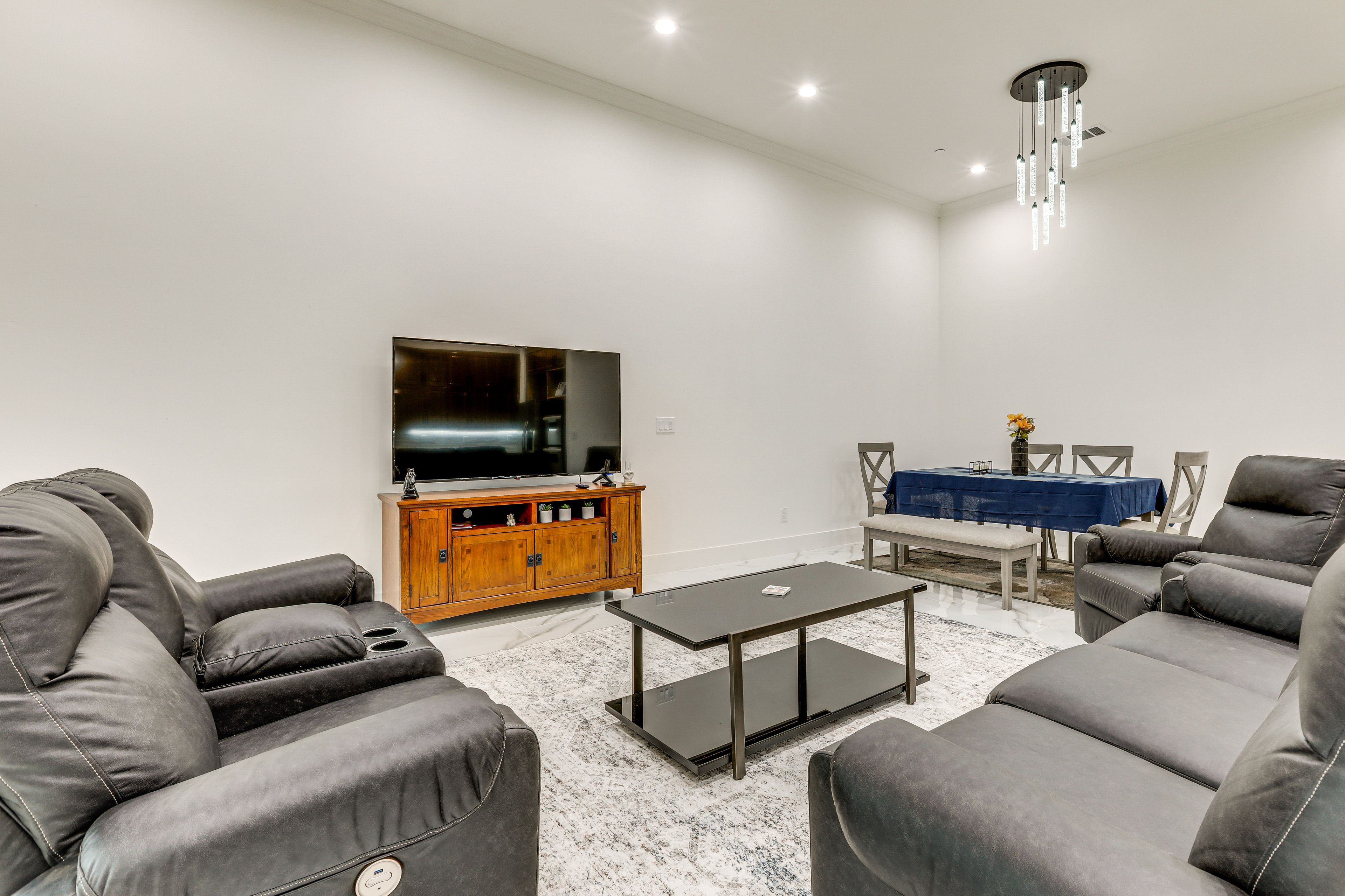 Living Room | Free WiFi | Smart TV | Central A/C