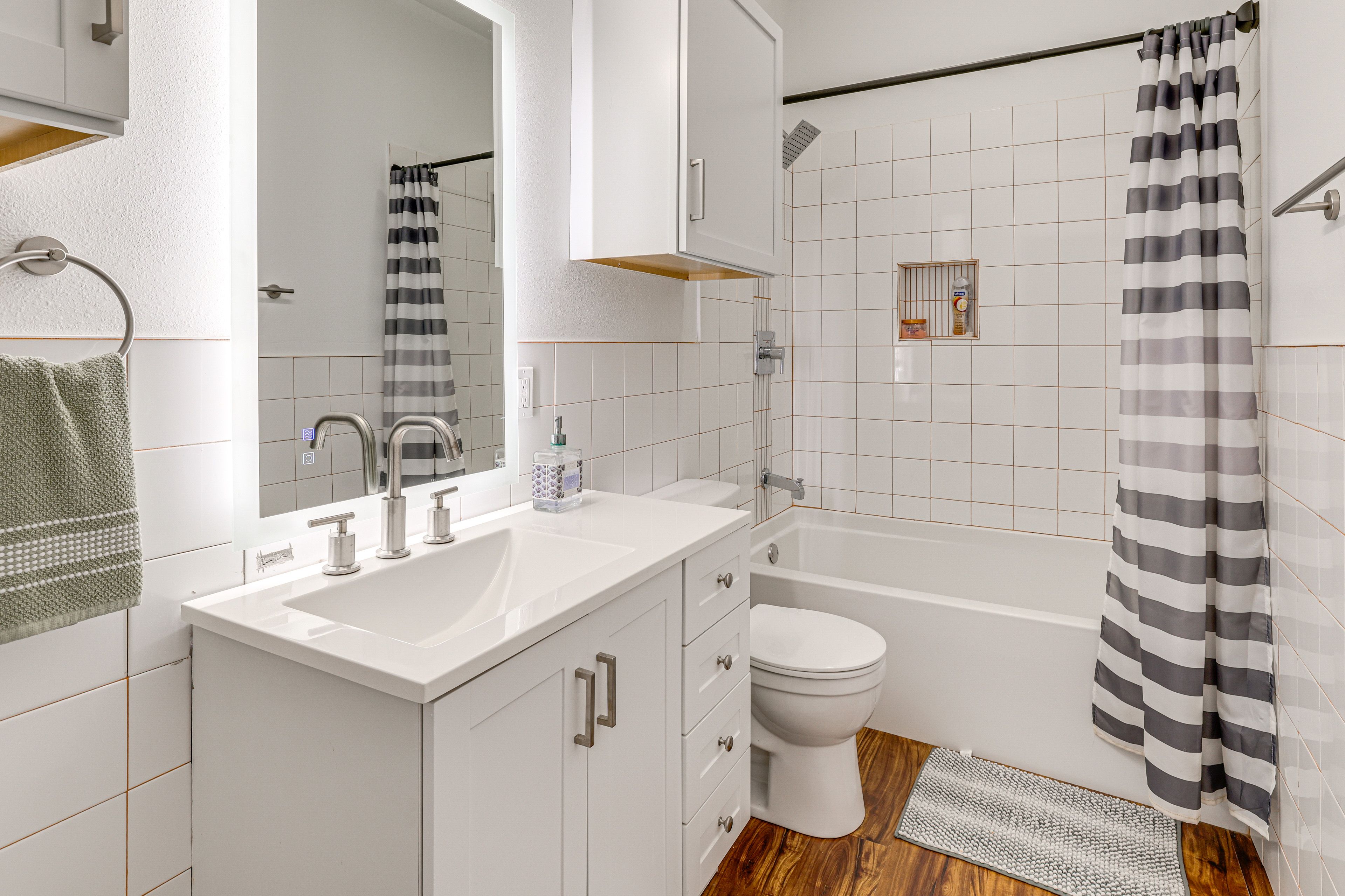 Full Bathroom | Towels Provided | Complimentary Toiletries