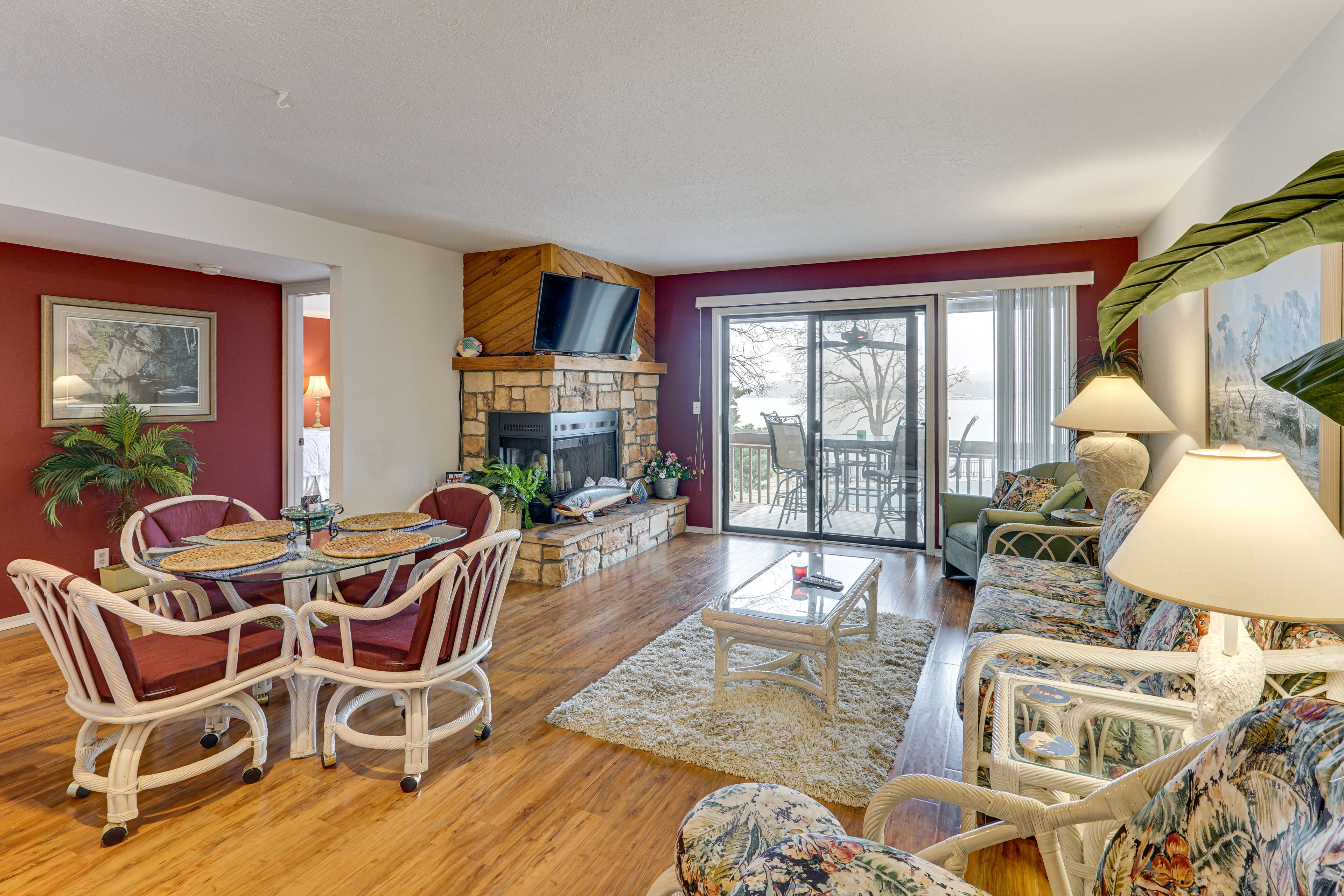 Living Room | Free WiFi | Central Heating & A/C | Smart TV | Sleeper Sofa