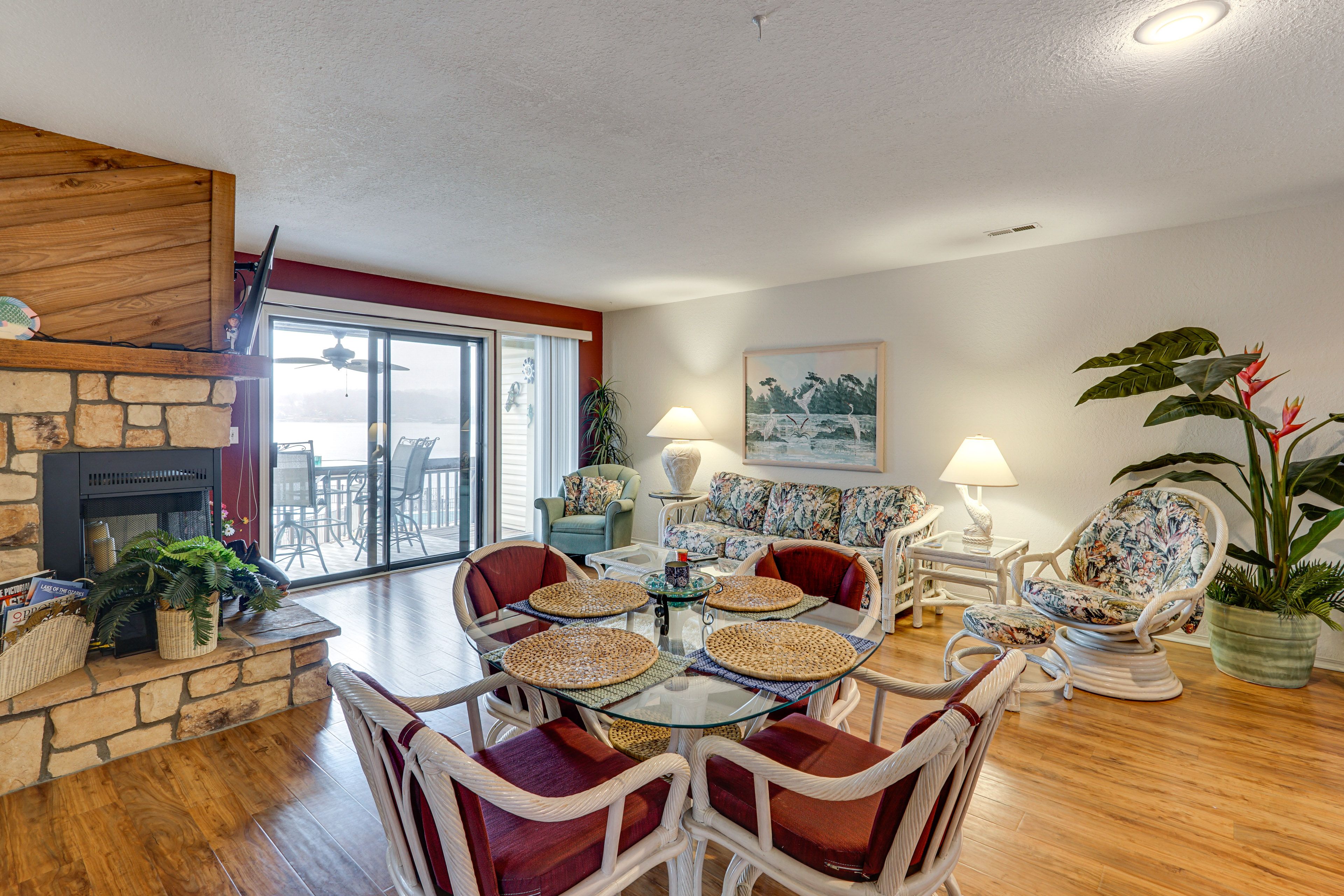 Dining Area | Dishware/Flatware Provided