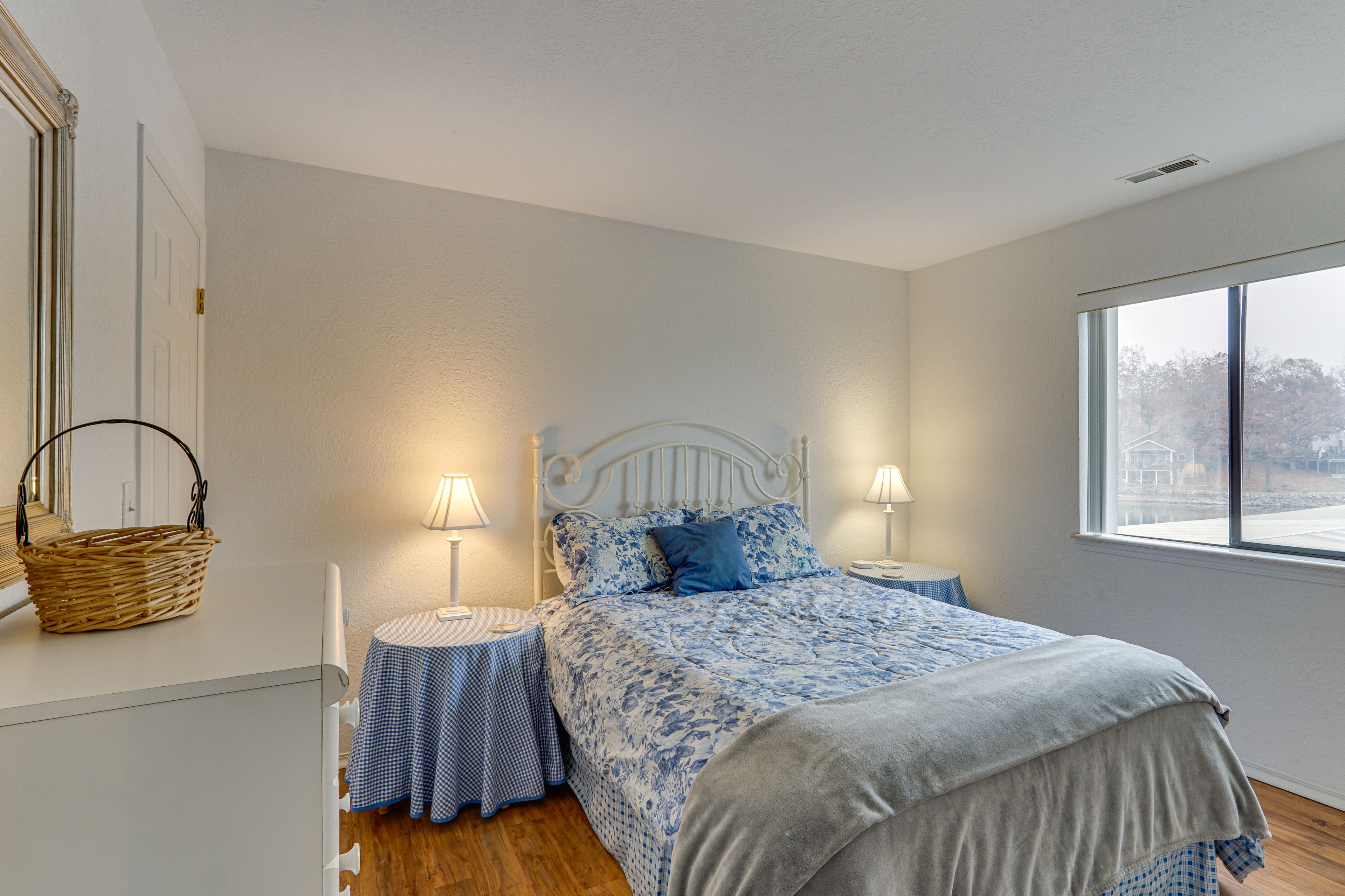 Bedroom 2 | Queen Bed