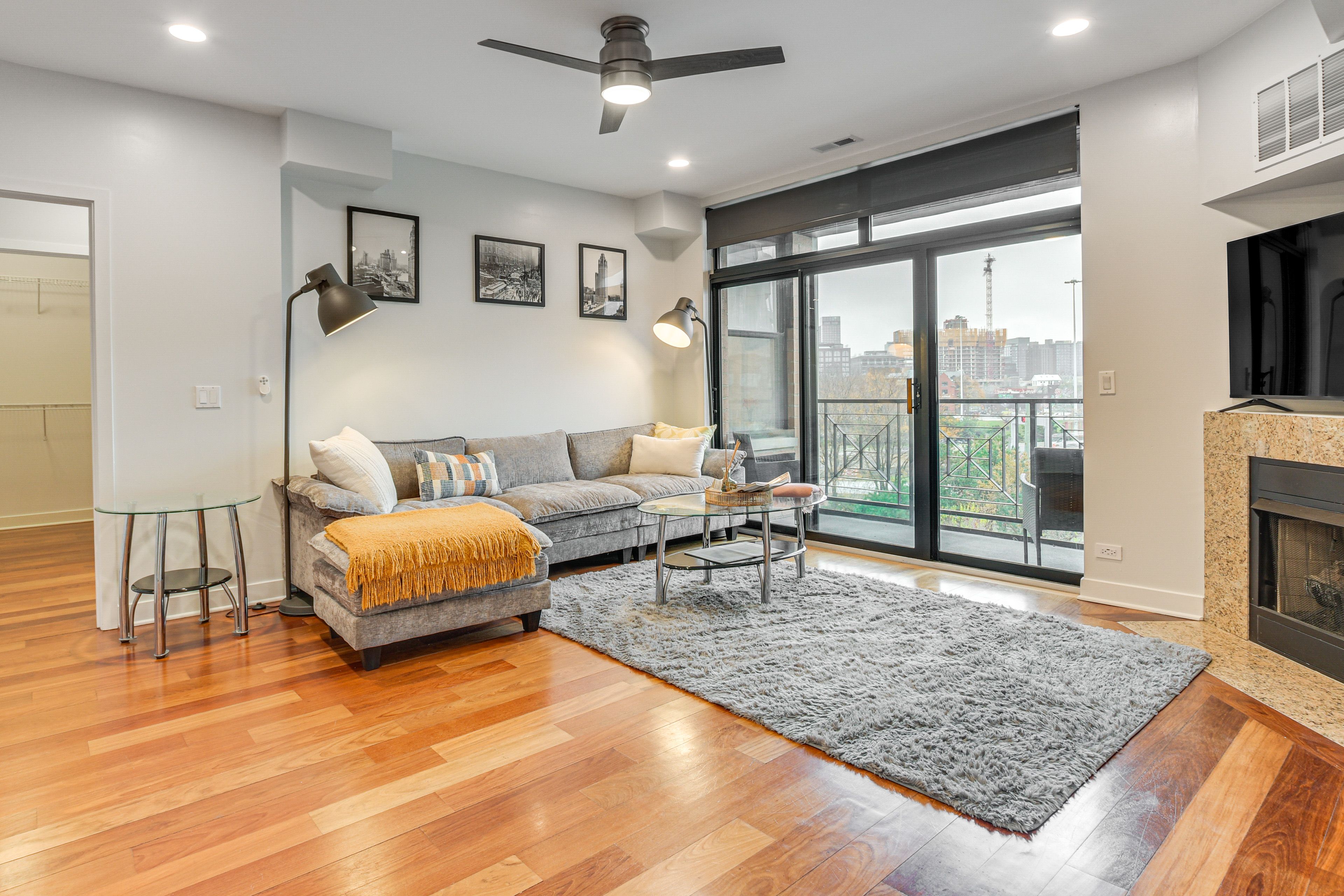 Chicago Vacation Rental | 2BR | 2BA | 1,250 Sq Ft | Step-Free Access