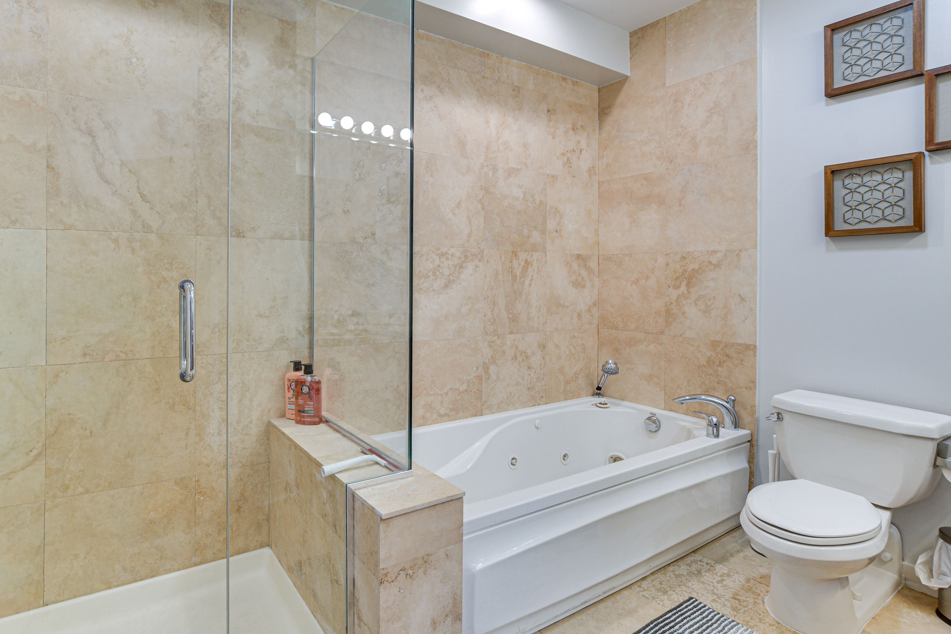 En-Suite Bathroom | Jetted Tub | Towels Provided