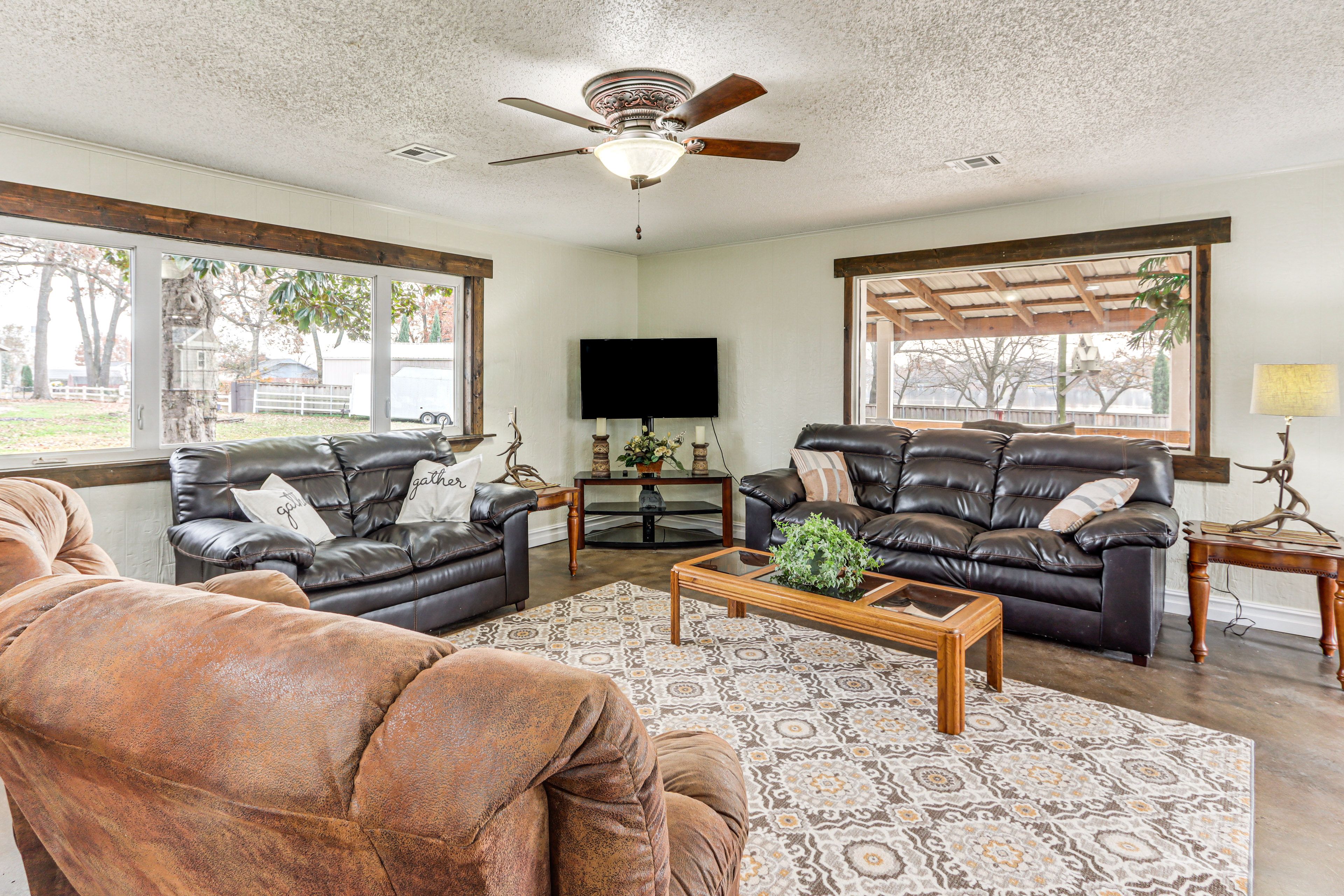 Living Area | Smart TV