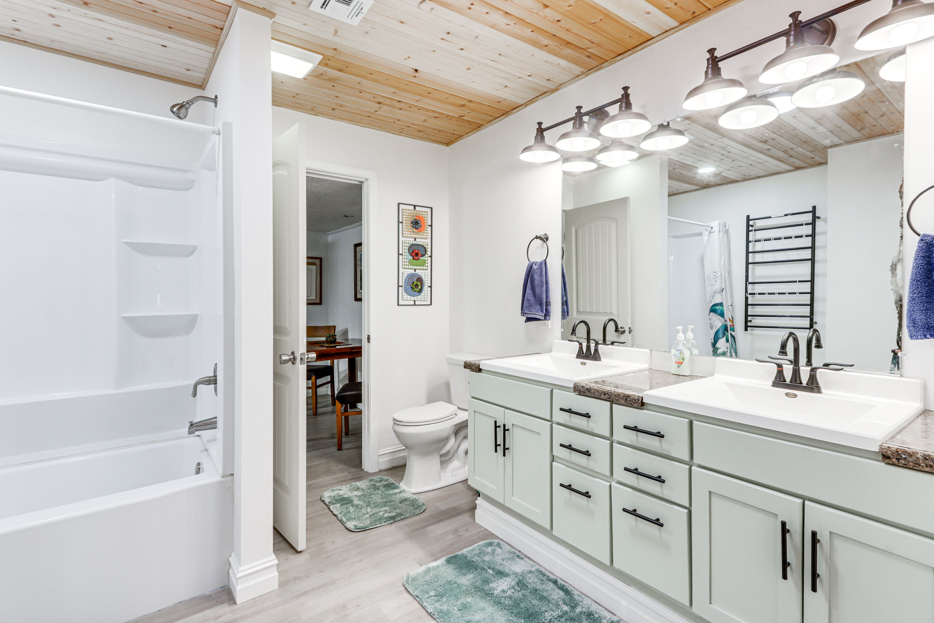 Full Bathroom | Towels Provided