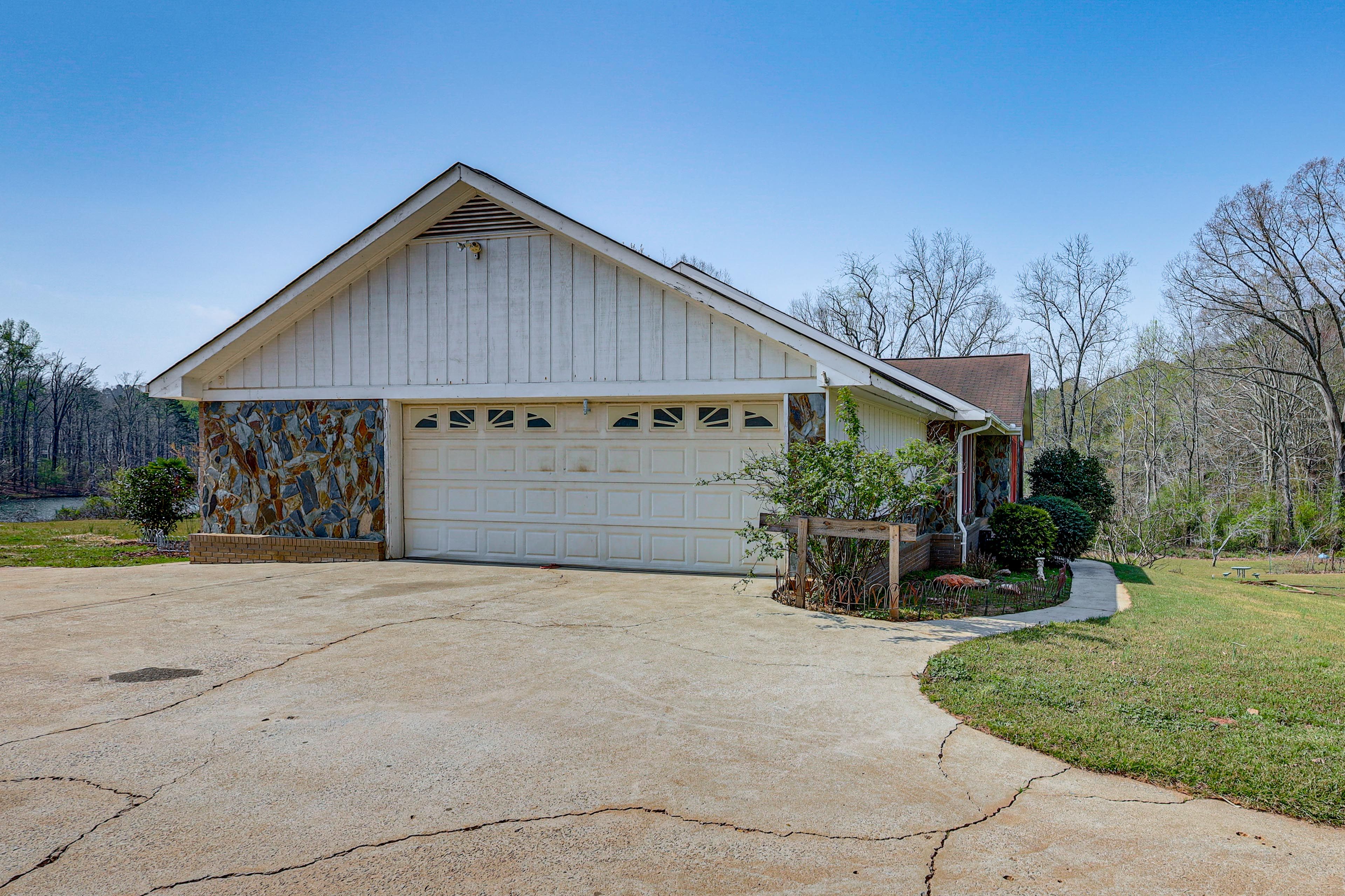 Parking | Driveway (4 Vehicles)