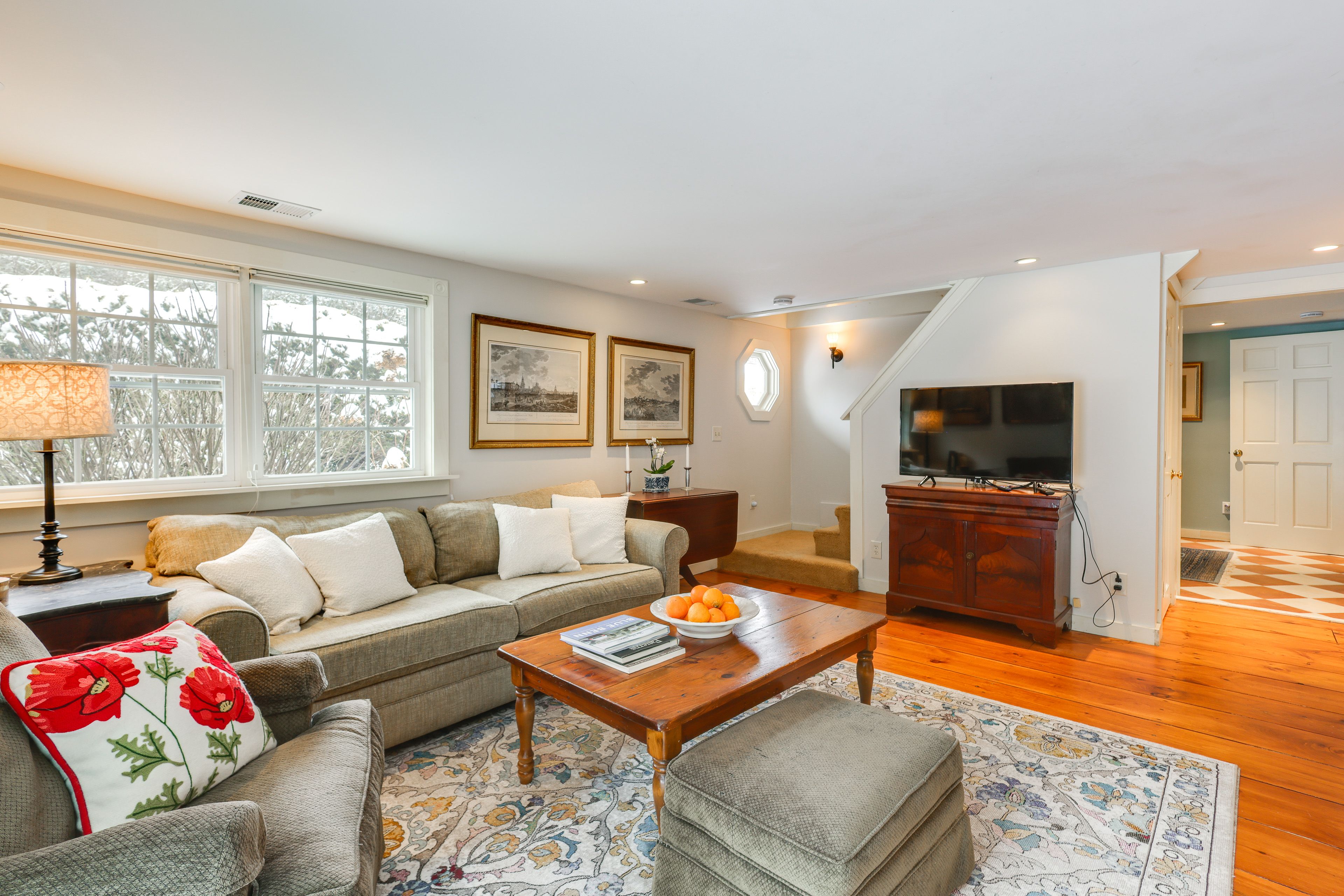 Living Room | Central Heating | Smart TV | 1st Floor