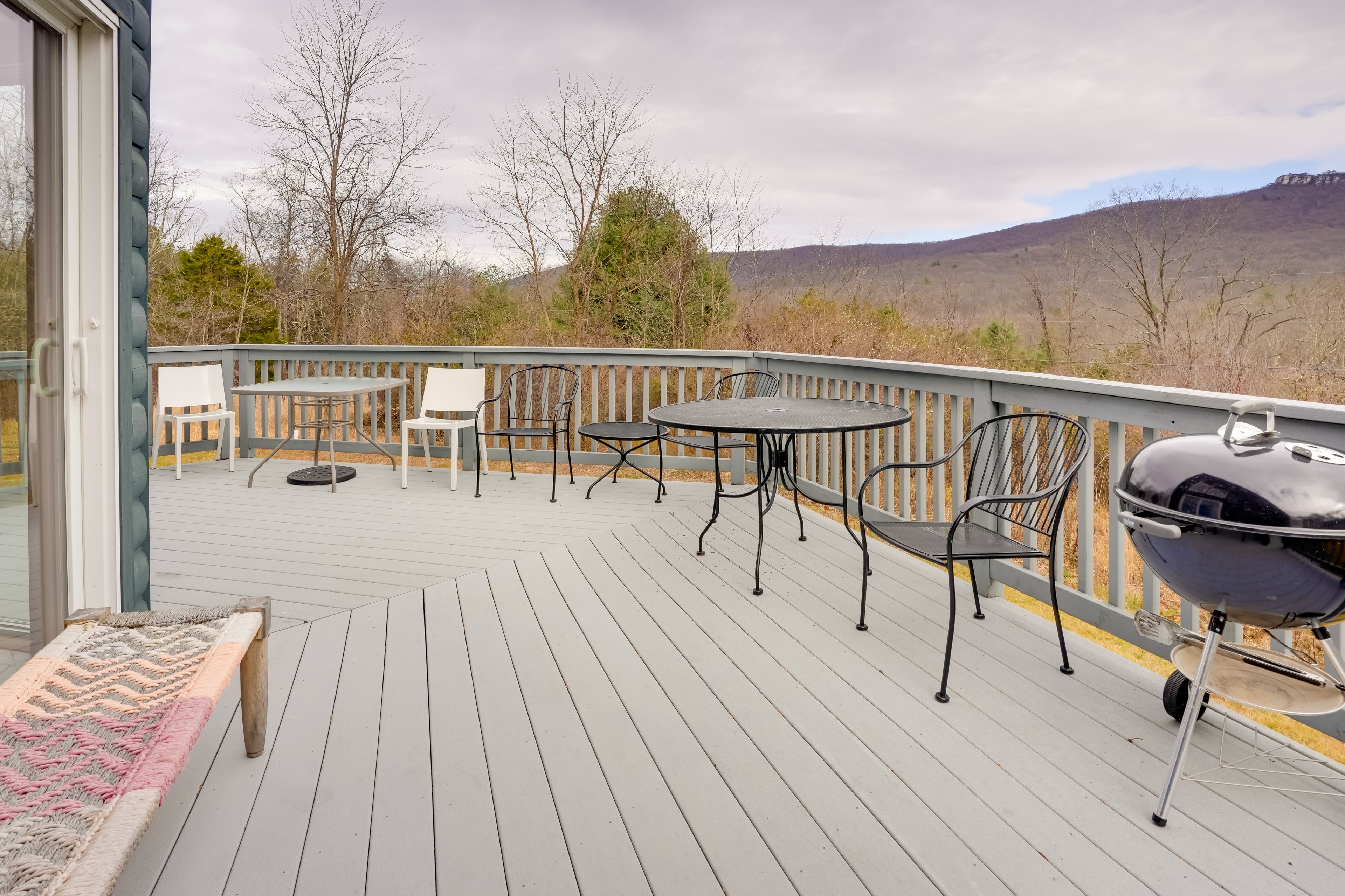 Furnished Deck | Mountain Views | 37 Mi to Shenandoah National Park