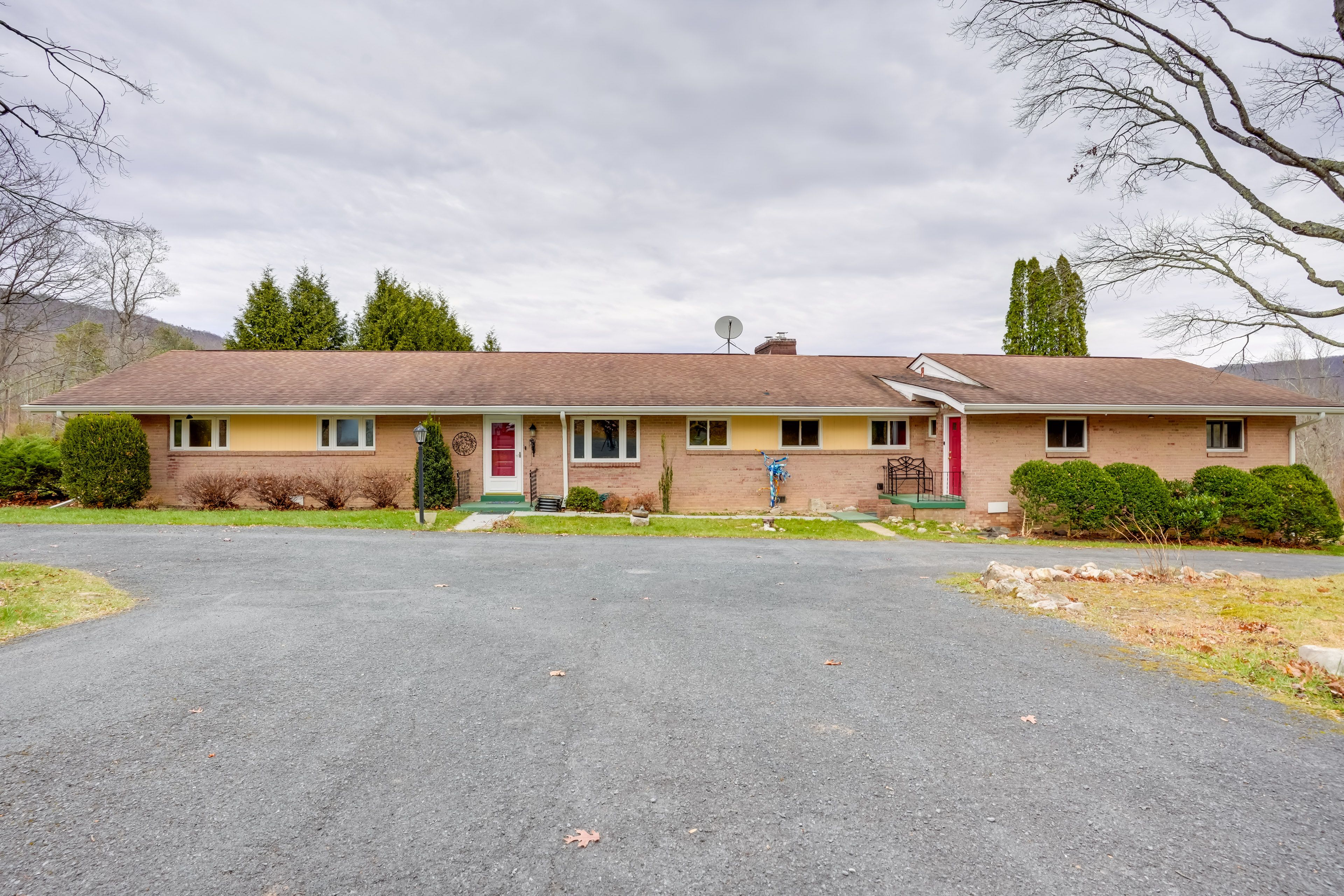 Parking | Driveway (6 Vehicles)
