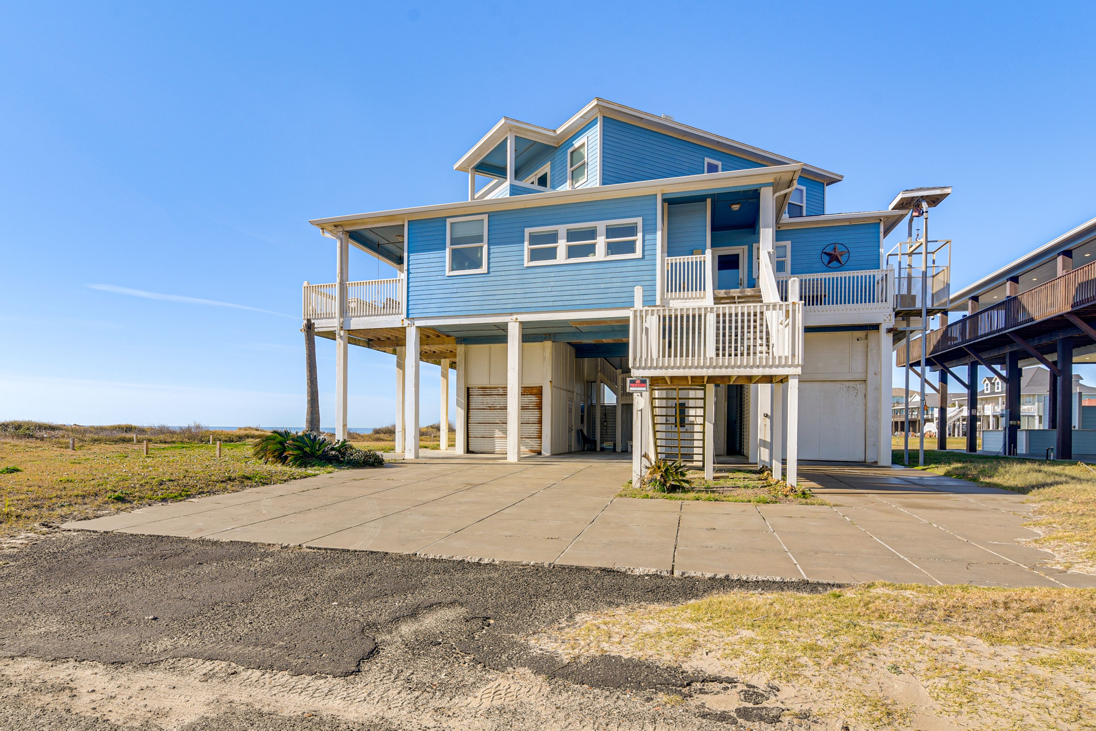Parking | Driveway (6 Vehicles) | Street Parking