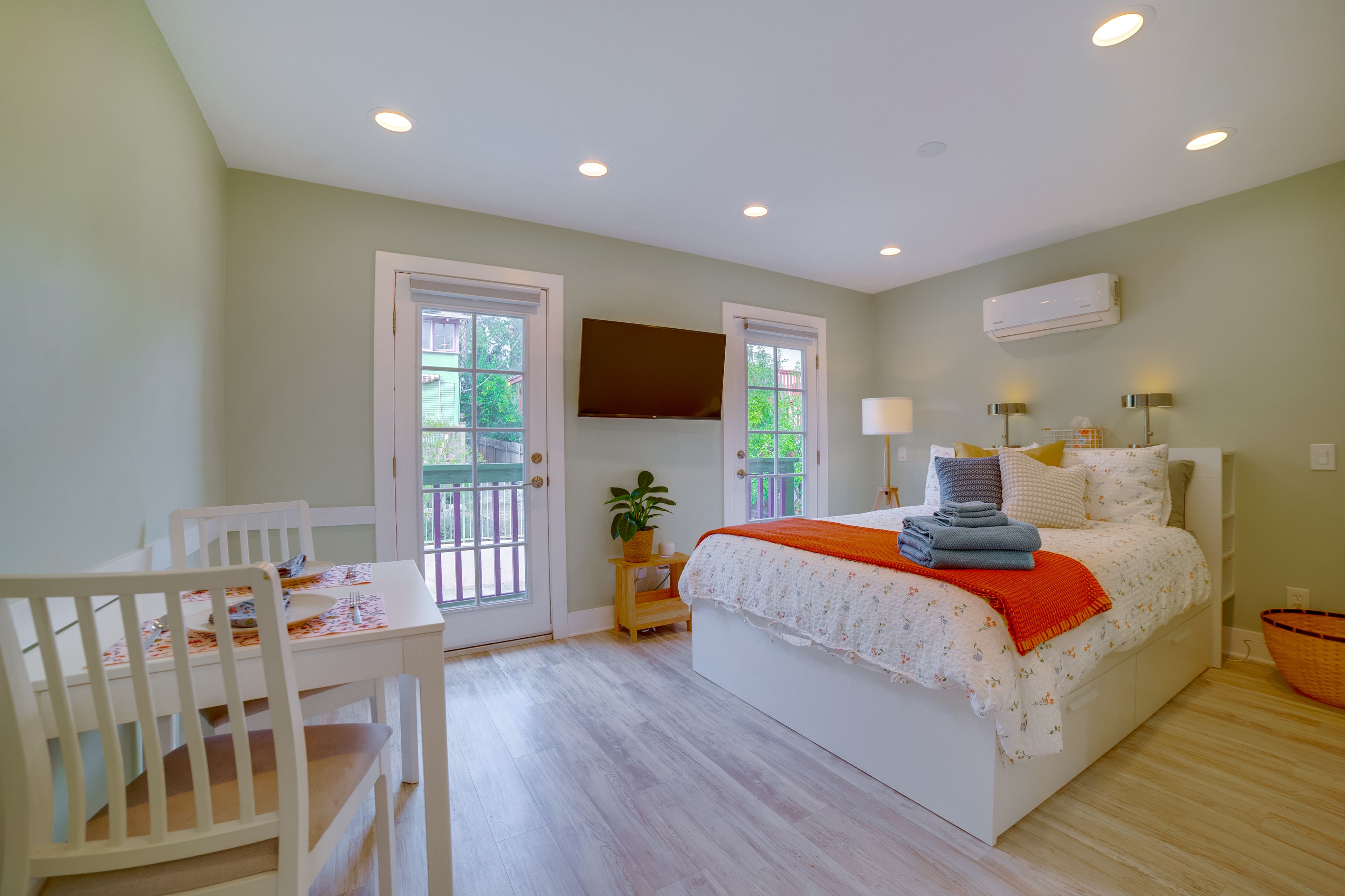 Studio | Full Bed | Smart TV