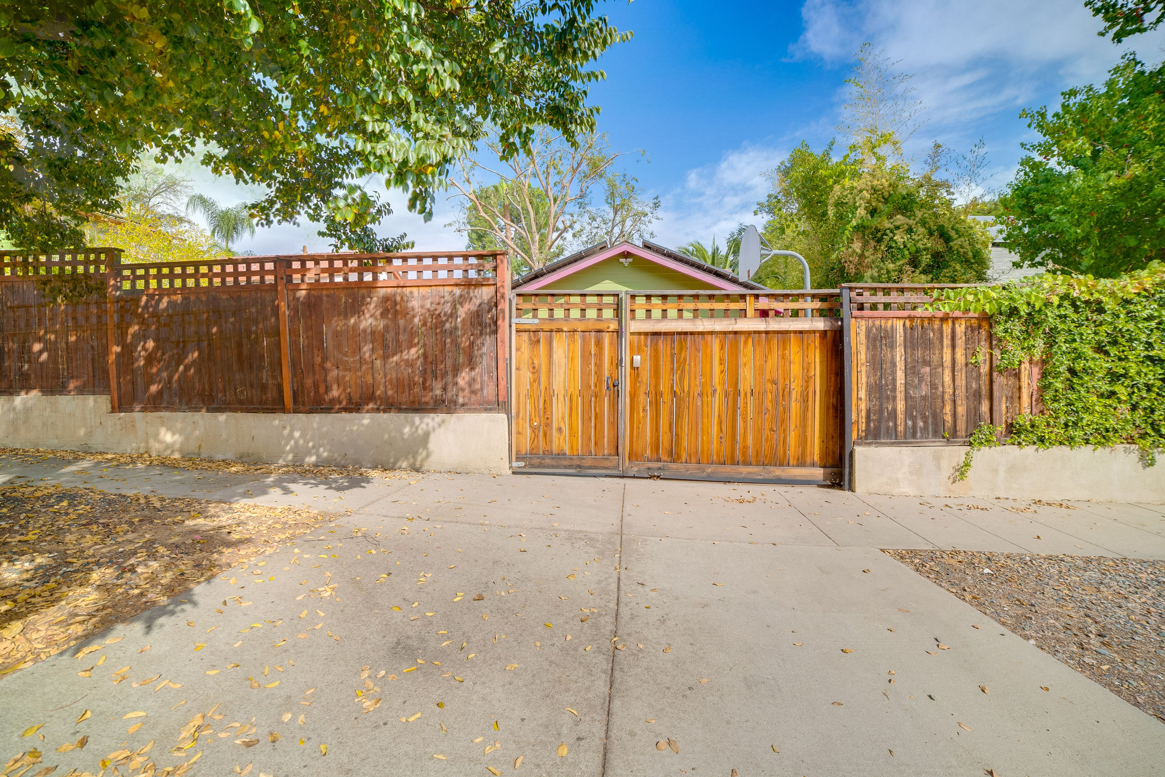 Parking | Free Street Parking (1 Vehicle)