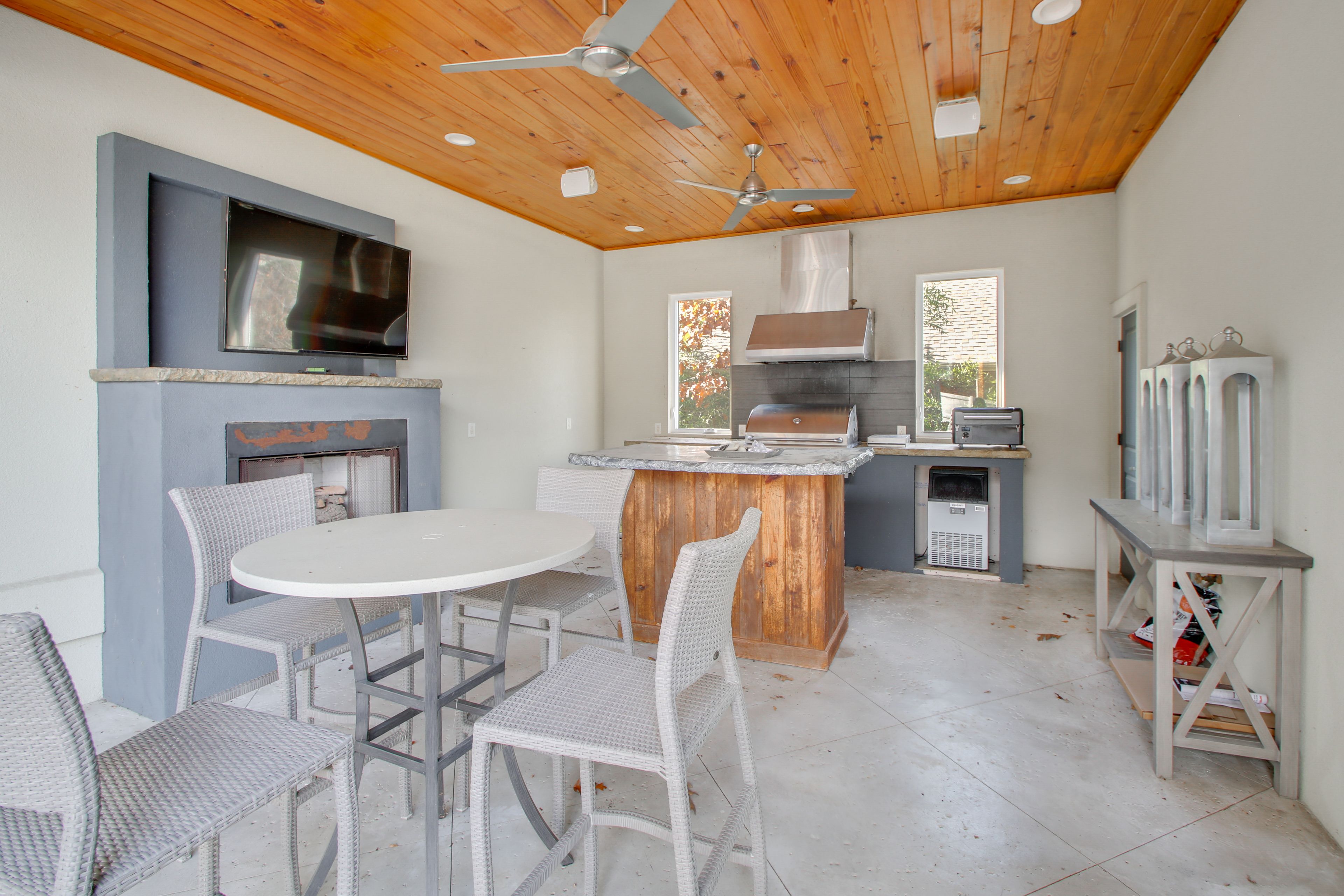 Outdoor Kitchen | Gas Grill | Dining Area | 1st Floor