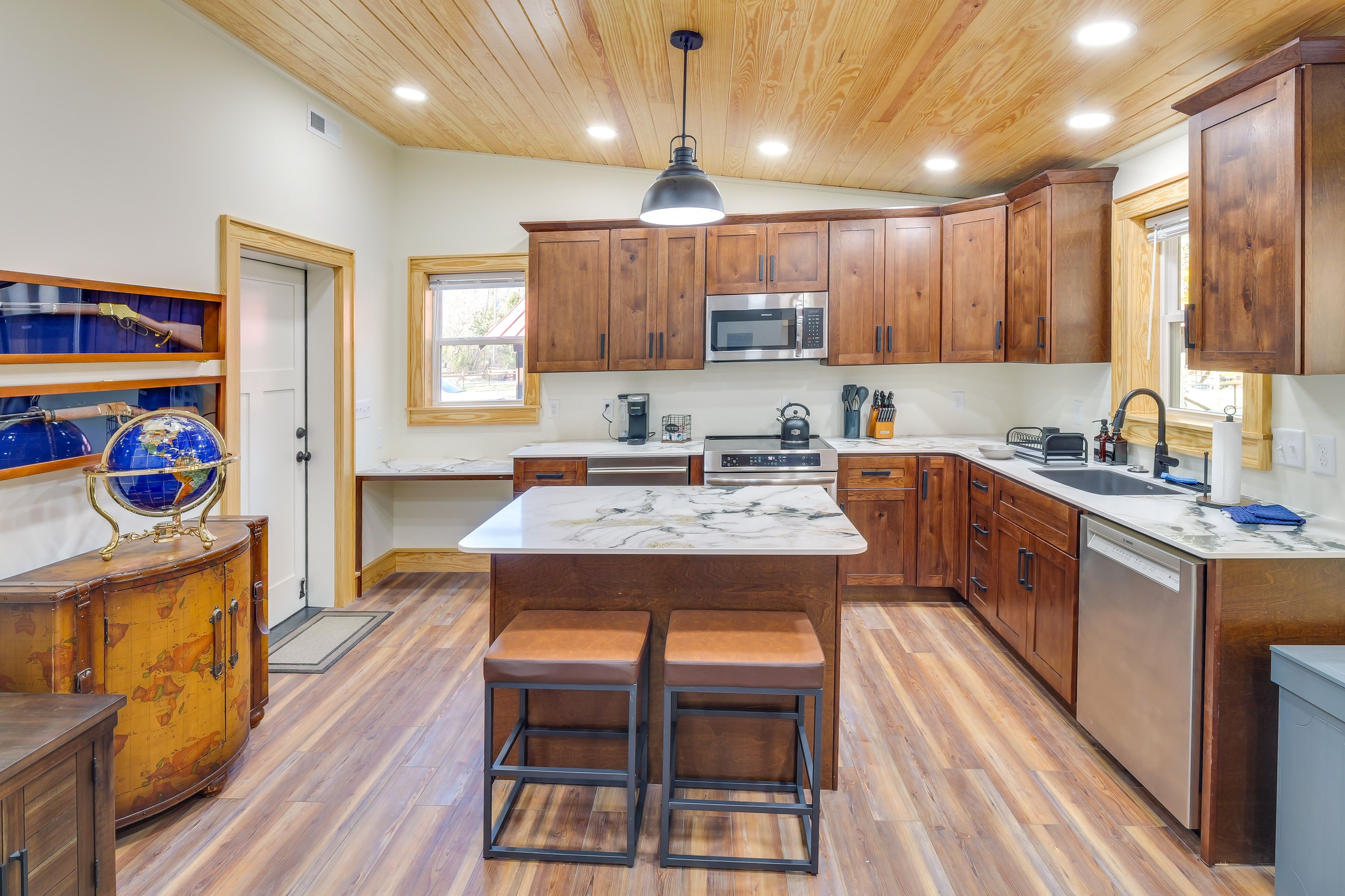 Dining Bar | Dishware/Flatware