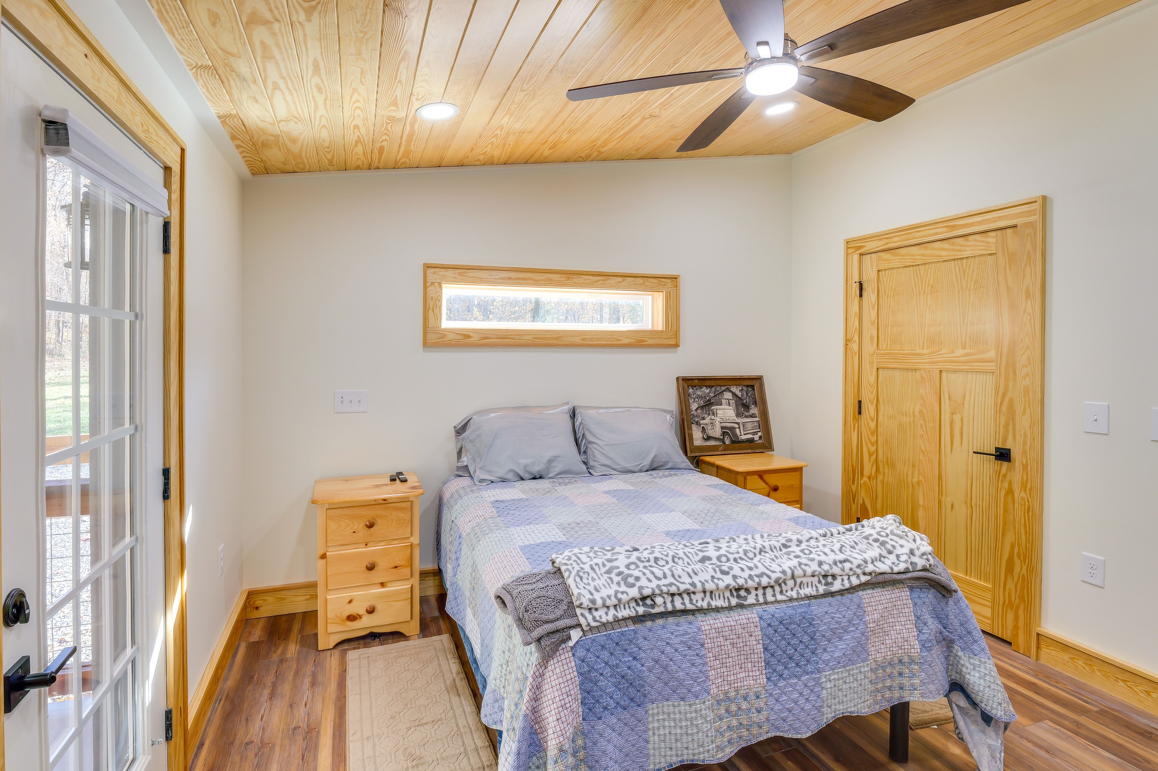 Bedroom | Queen Bed | TV