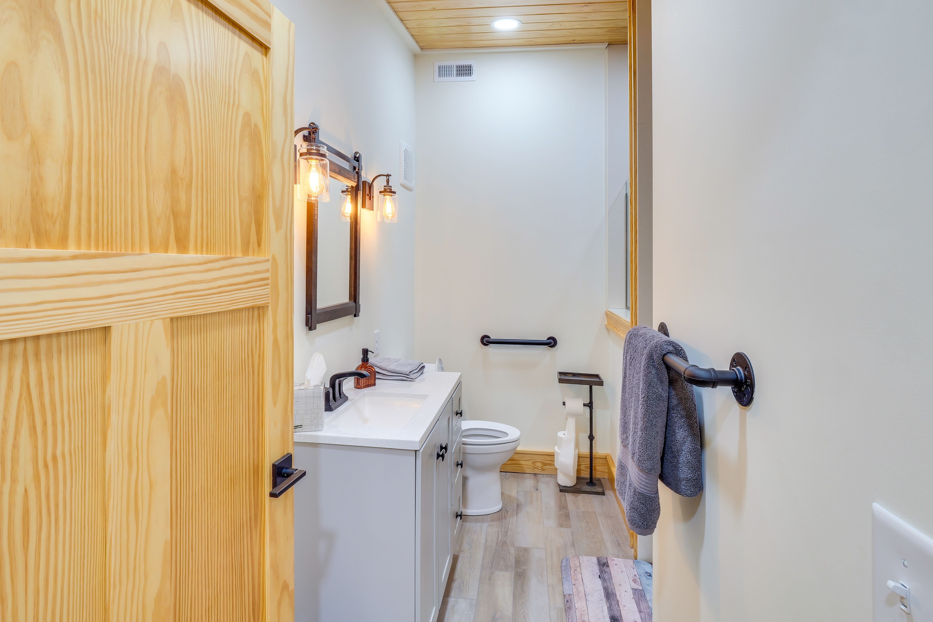 Full Bathroom | Towels Provided